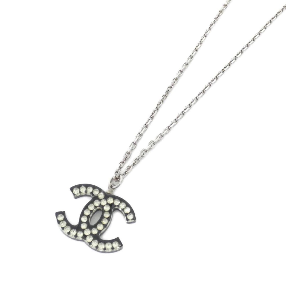 Chanel 28430 Necklace: --- Catalog ---Category: SizePendant Size: 25mm x 25mm / 0.98'' x 0.98''Neck Circumference: 41 cm - 46 cm / 16.14'' - 18.11''Category: DesignColor: Black, SilverGender: Women,MenNecklace Type: