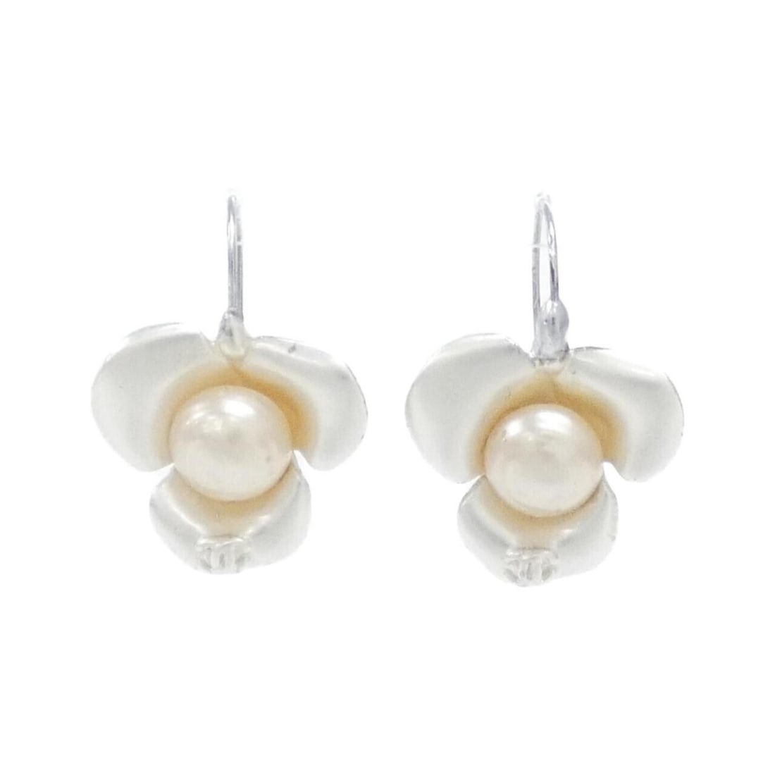 Chanel earrings: --- Catalog ---Category: SizeSize (HxWxD): 30.00mm x 23.00mm / 1.18'' x 0.91''Category: DesignType: Stud earringsColor: Silver, WhiteStone: Artificial pearlGender: WomenCategory: GeneralBrand: Chanel-