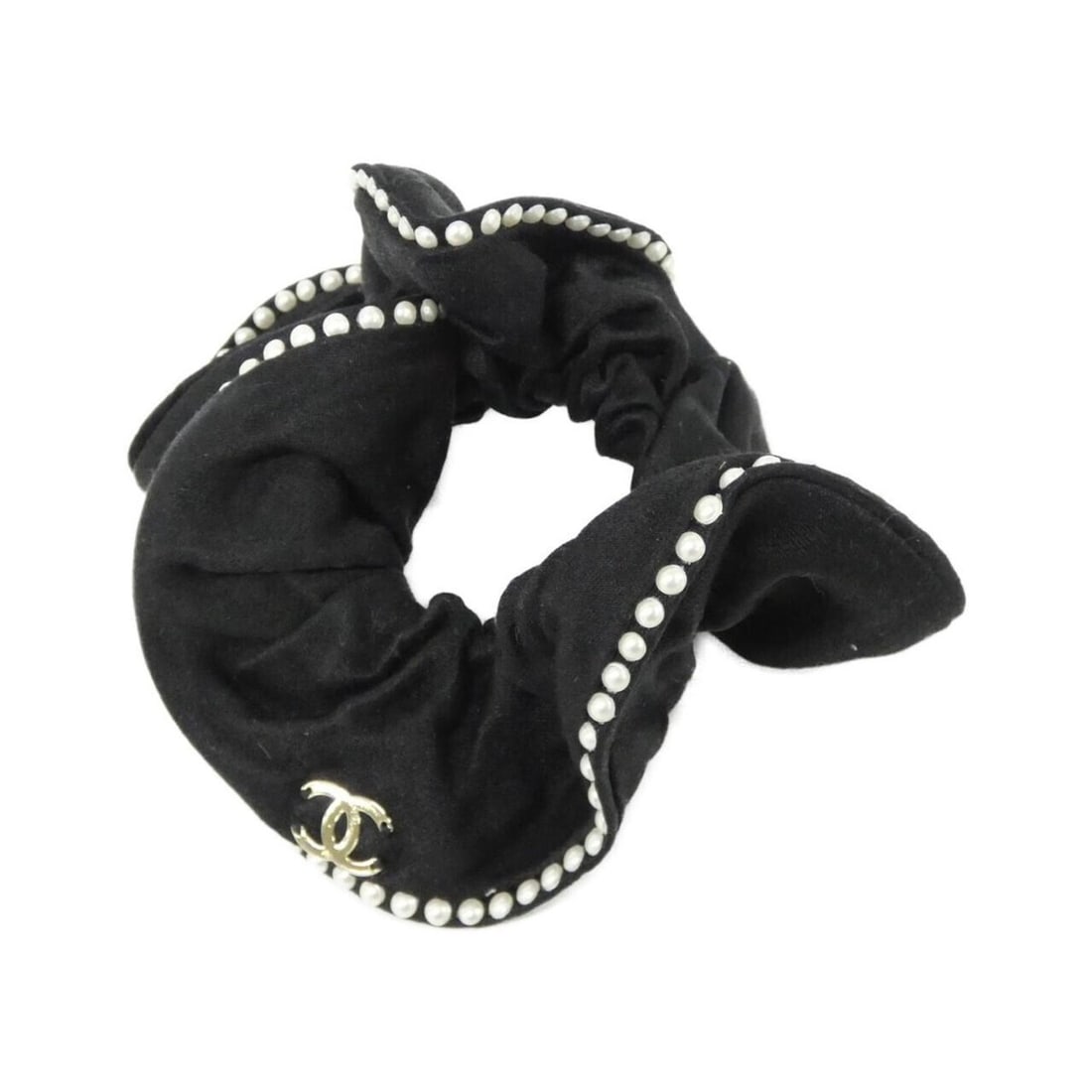 Chanel AA9137 Scrunchie: --- Catalog ---Category: SizeSize (LxW): 4cm / 1.57''Category: DesignType: ScrunchieColor: Black, WhiteMaterial: Artificial pearl, SatinCategory: GeneralMPN: AA9137Brand: Chanel--- Item List ---Sectio