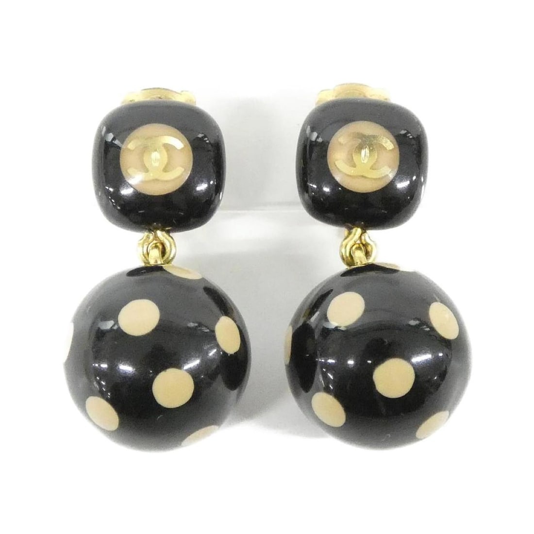 Chanel earrings: --- Catalog ---Category: SizeSize (HxWxD): 35.00mm x 20.00mm / 1.38'' x 0.79''Category: DesignType: Clip earringsColor: Beige, Black, GoldGender: WomenCategory: GeneralBrand: Chanel--- Item List ---Se
