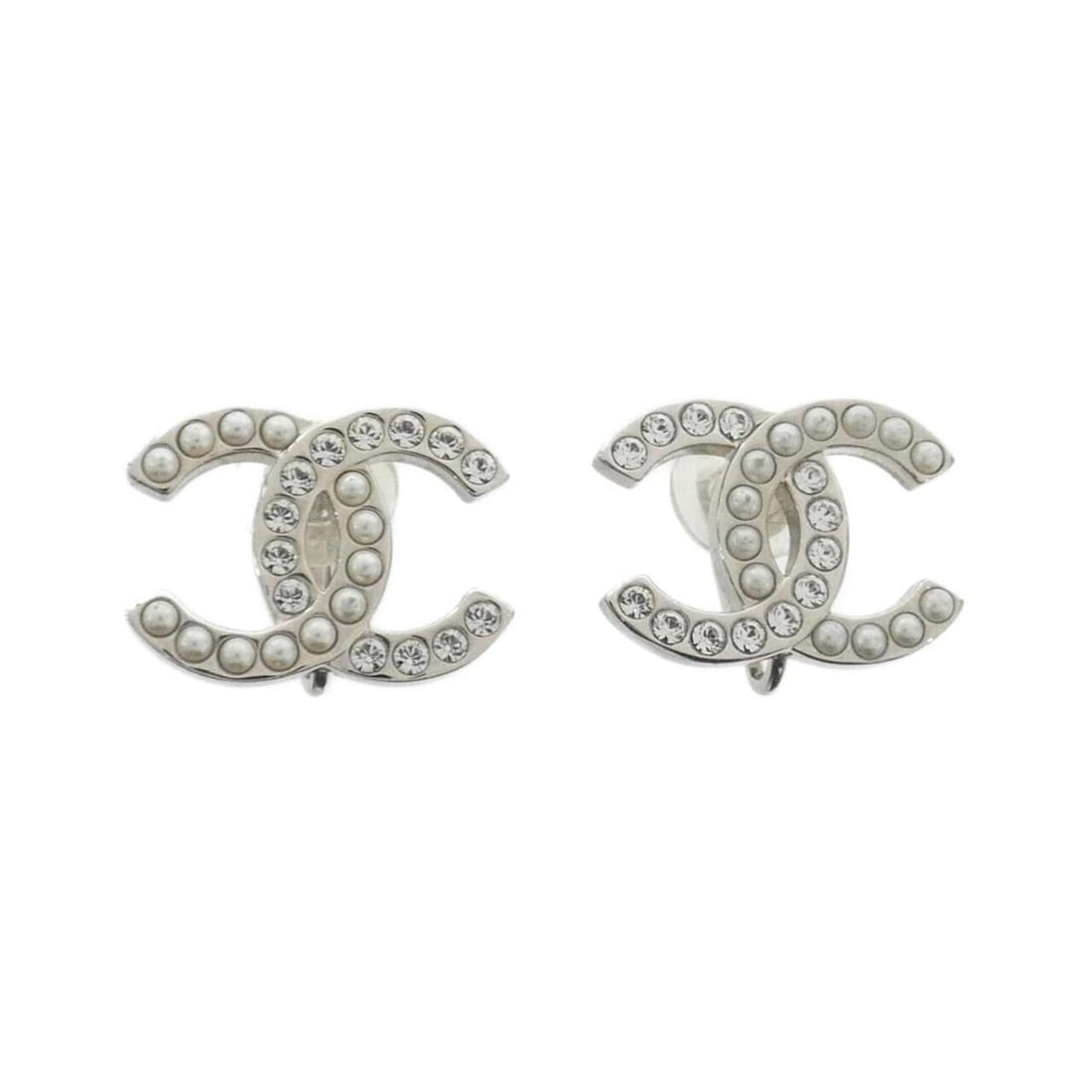 Chanel earrings: --- Catalog ---Category: SizeSize (HxWxD): 16.00mm x 23.00mm / 0.63'' x 0.91''Category: DesignType: Clip earringsColor: WhiteGender: Men,WomenMaterial: Artificial pearlCategory: GeneralBrand: Chanel--