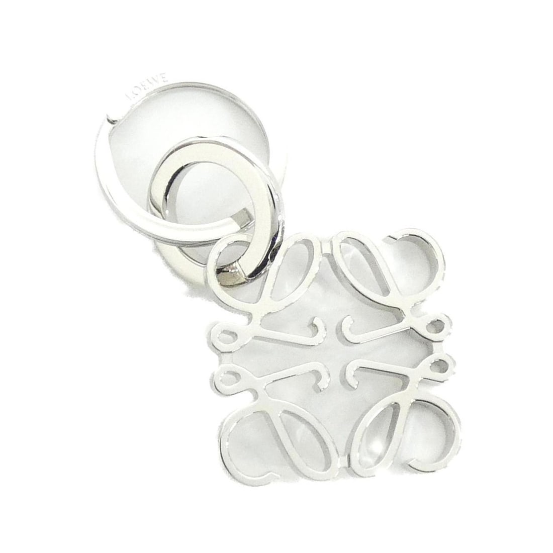 Loewe 111 25 203 Keyring: --- Catalog ---Category: DesignType: KeyringColor: SilverGender: Men,WomenCategory: GeneralBrand: Loewe--- Item List ---Section: ConditionRanking: Rank A Used - A few traces of usage, some scratches