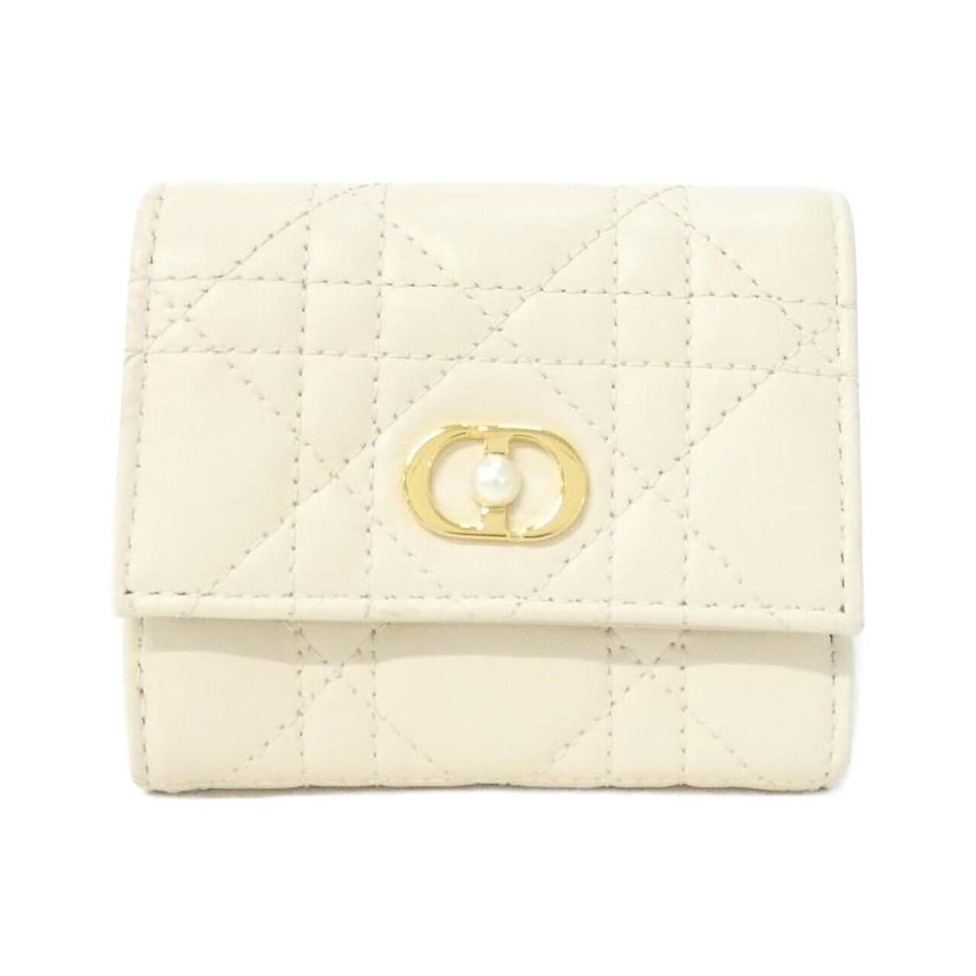 Christian Dior Jolie Hibiscus Wallet S3105UNJB: --- Catalog ---Category: SizeSize (HxWxD): 9cm x 10cm x 2cm / 3.54'' x 3.93'' x 0.78''Category: DesignType: Wallet (tri-fold)Color: Off-whiteGender: WomenMaterial: Leather Leather/Fur Type: Lamb leath
