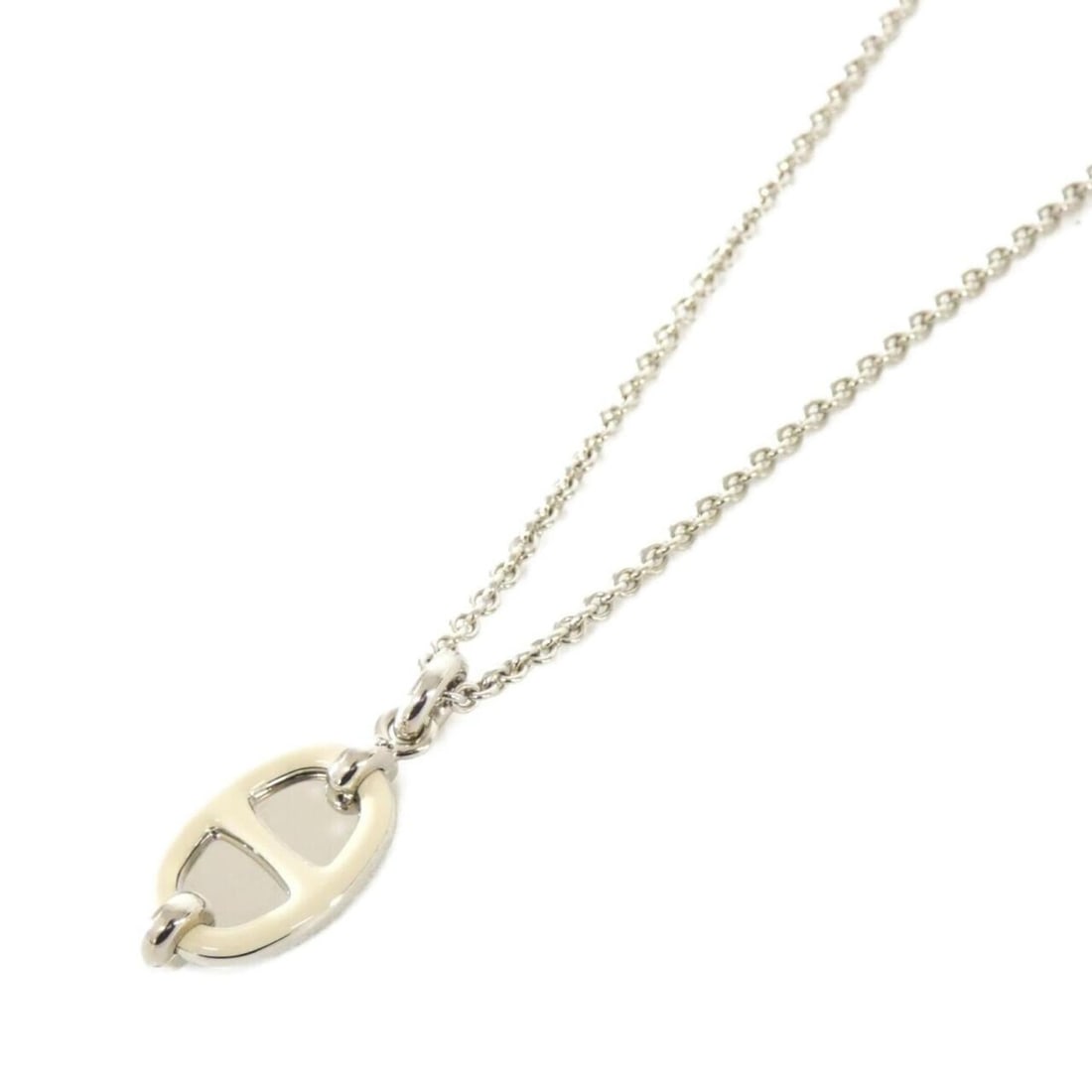 Hermes Mini Maillon PM 100053FP Necklace: --- Catalog ---Category: SizePendant Size: 30mm x 12mm / 1.18'' x 0.47''Neck Circumference: 43 cm - 47 cm / 16.92'' - 18.5''Category: DesignColor: Beige, SilverGender: WomenNecklace Type: