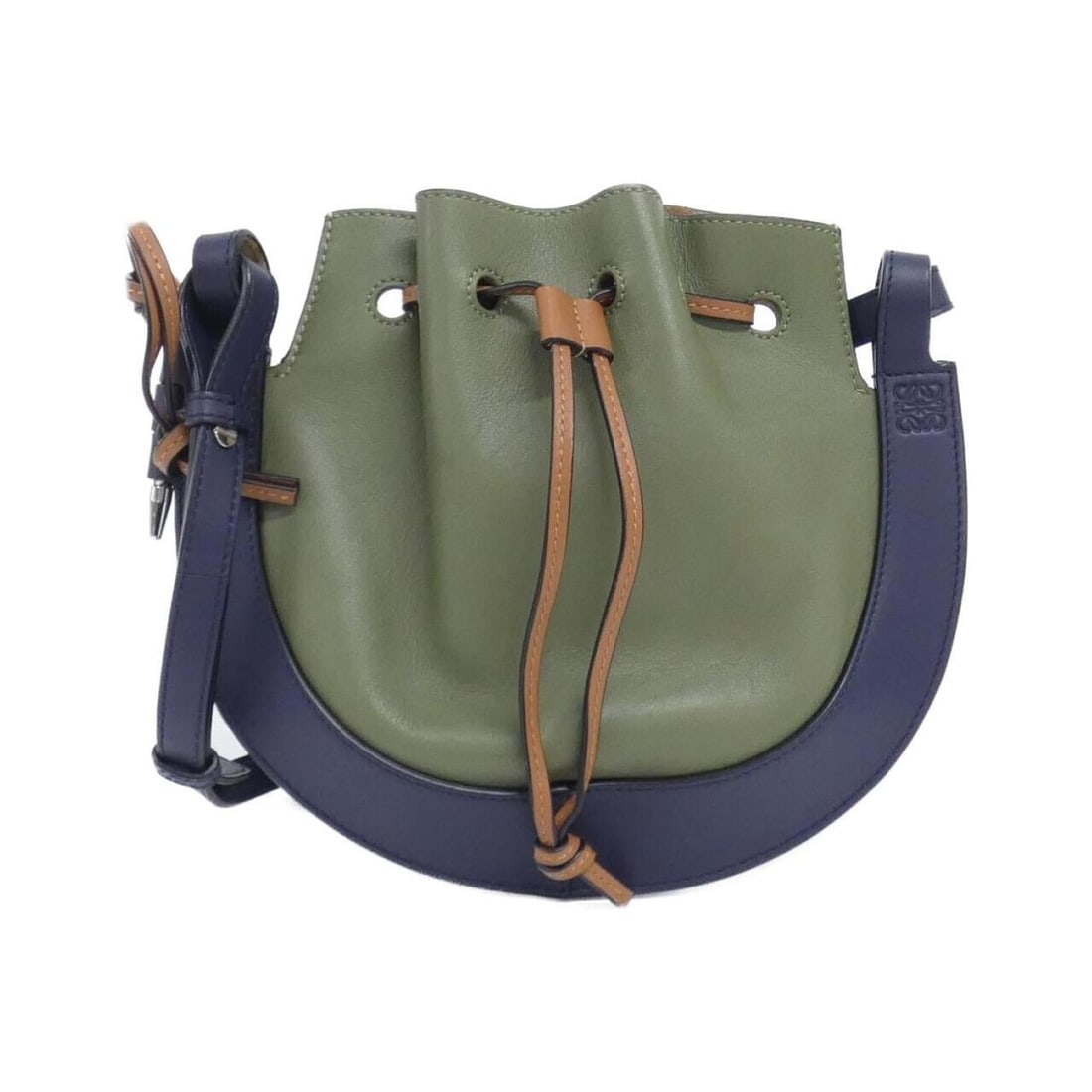 Loewe Horseshoe A826303X03 Shoulder Bag: --- Catalog ---Category: SizeSize (HxWxD): 23cm x 26cm x 1cm / 9.05'' x 10.23'' x 0.39''Category: DesignType: Shoulder bagColor: Green, NavyGender: WomenMaterial: Leather Leather/Fur Type: