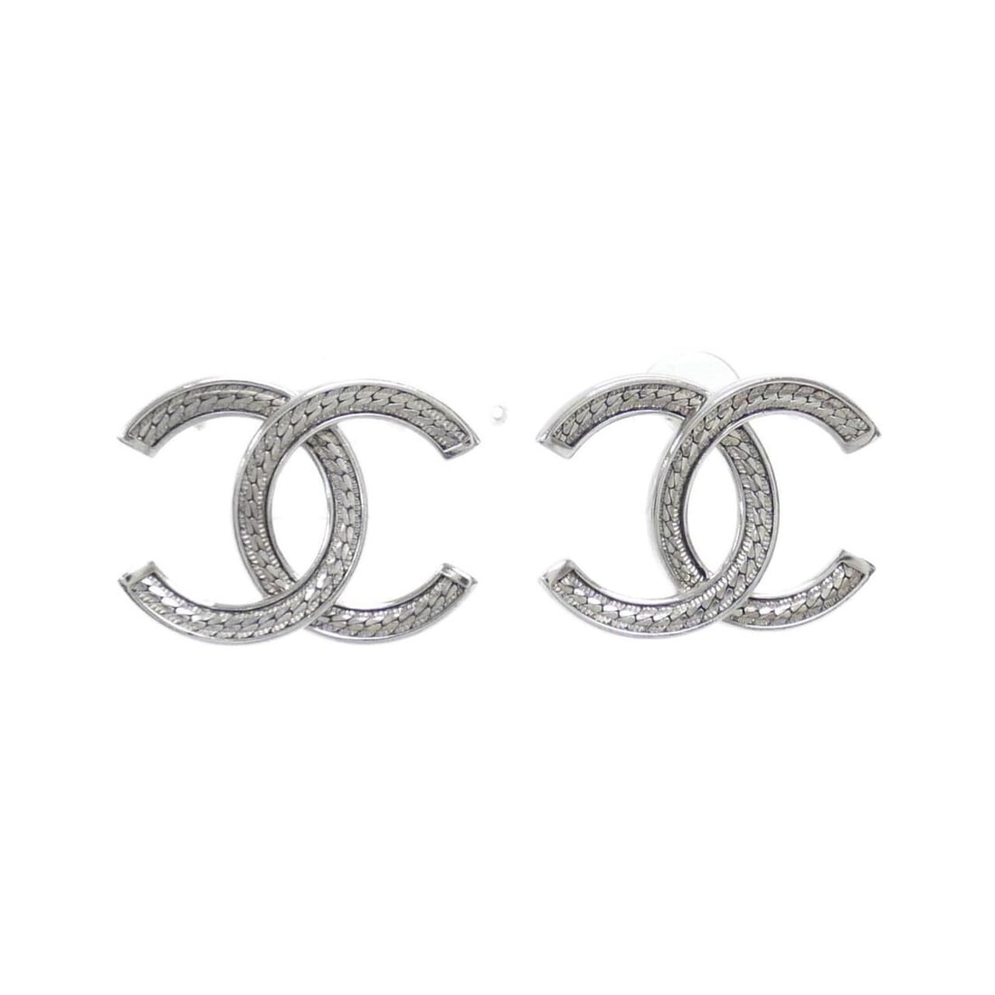 Chanel ABE250 Earrings: --- Catalog ---Category: SizeSize (HxWxD): 25.00mm x 35.00mm / 0.98'' x 1.38''Category: DesignType: Stud earringsColor: SilverGender: WomenCategory: GeneralMPN: ABE250Brand: Chanel--- Item List ---Sec