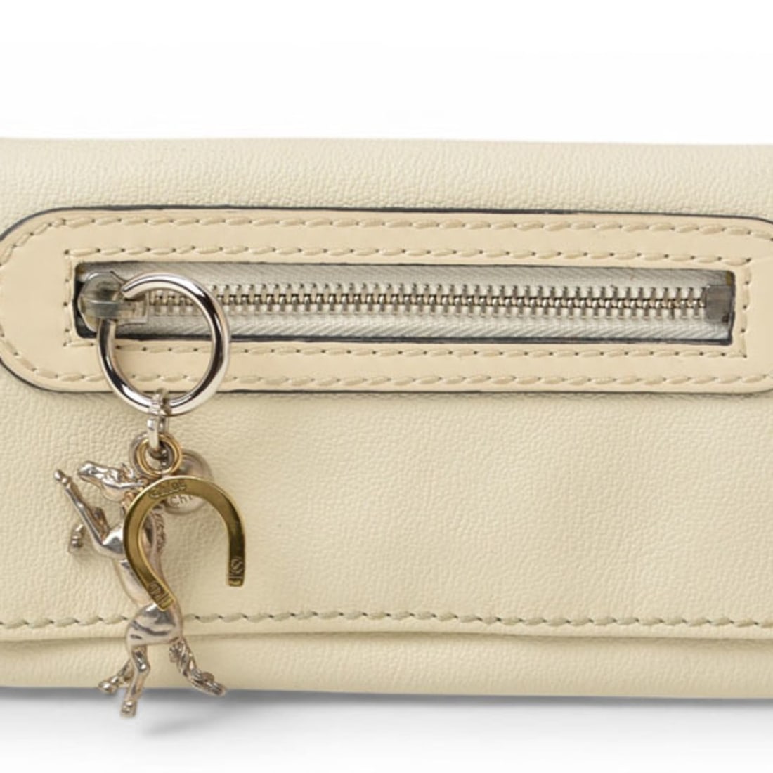 Chloé Chloe Kerala Horse Charm Long Wallet, Off-White, 7AP301: --- Catalog ---Category: SizeSize (HxWxD): 10cm x 19cm x 3cm / 3.93'' x 7.48'' x 1.18''Category: DesignType: Long wallet (bi-fold)Color: Off-whiteGender: Men,WomenMaterial: Leather Category: GeneralMP