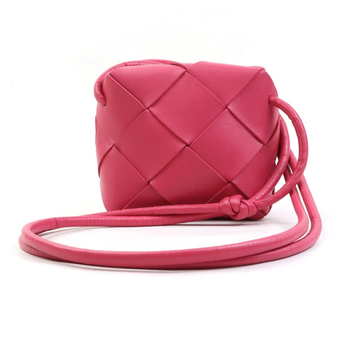 Bottega Veneta Maxi Intrecciato Shoulder Bag, Camera Pink Leather, Women's, Free Shipping, r10656a: --- Catalog ---Category: SizeSize (HxWxD): 14cm x 14cm x 6.5cm / 5.51'' x 5.51'' x 2.55''Category: DesignType: Shoulder bagColor: PinkGender: WomenMaterial: Leather Category: GeneralBrand: Bottega Ven
