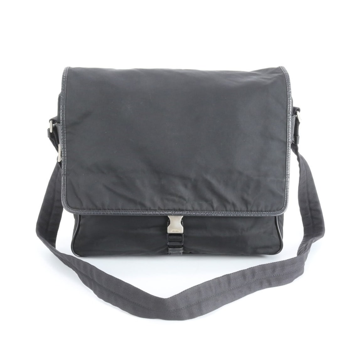 Prada Tessuto Nylon Triangle Logo Leather Shoulder Bag Messenger for Men: --- Catalog ---Category: SizeSize (HxWxD): 33cm x 35cm x 10cm / 12.99'' x 13.77'' x 3.93''Strap Length: 127cm / 49.99''Category: DesignType: Shoulder bagColor: BlackGender: MenMaterial: Nylon , Leathe