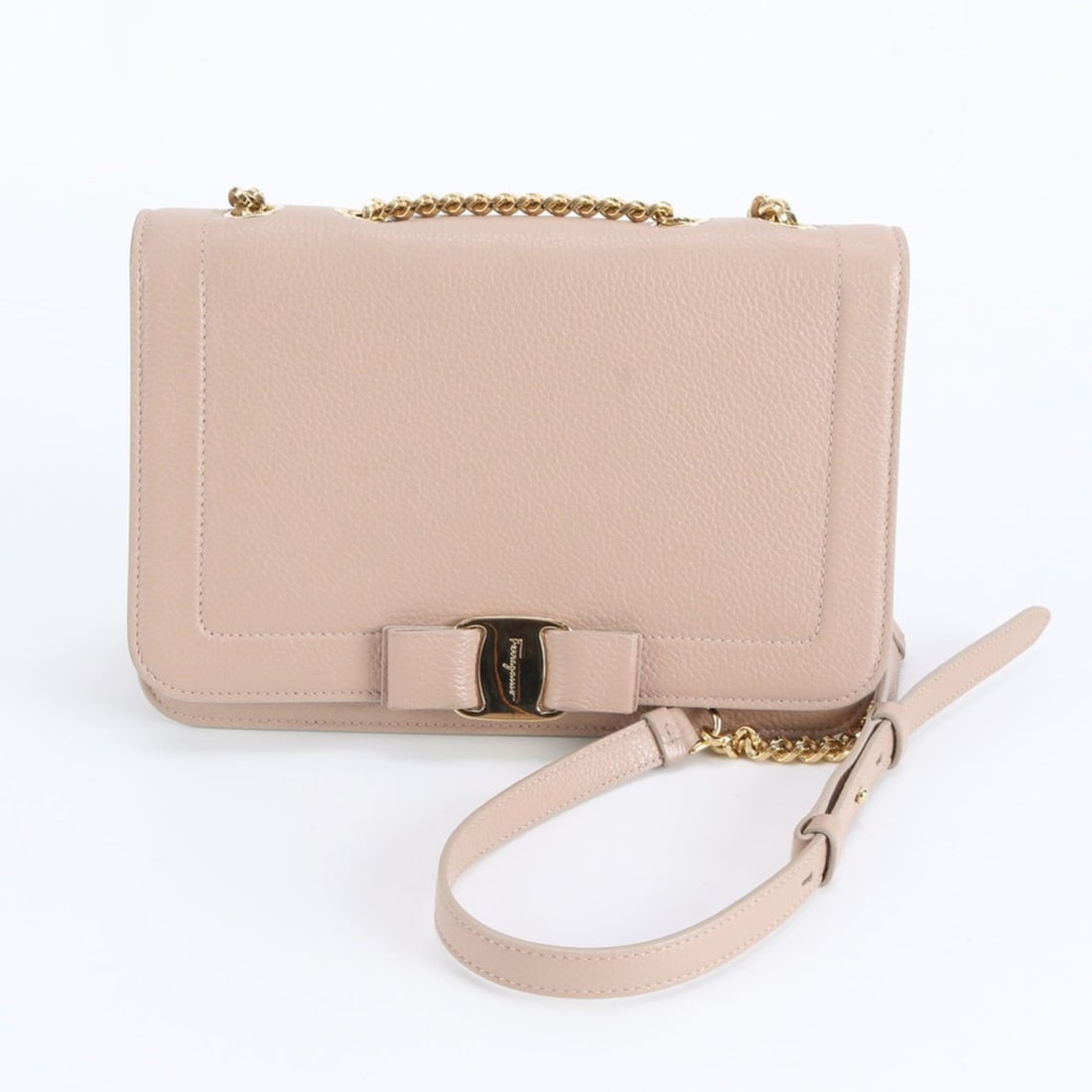 Salvatore Ferragamo Vara Ribbon Chain G878 Leather Shoulder Bag for Women: --- Catalog ---Category: SizeSize (HxWxD): 18cm x 25cm x 8cm / 7.08'' x 9.84'' x 3.14''Category: DesignType: Shoulder bagColor: PinkGender: WomenMaterial: Leather Category: GeneralMPN: G878Brand: Salv