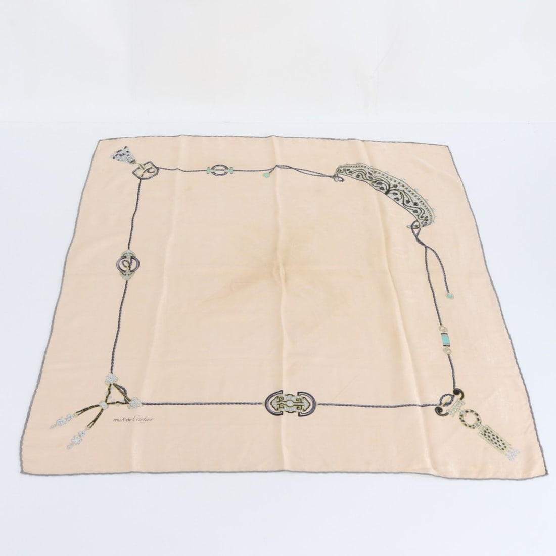 Cartier jewelry pattern scarf/muffler, beige, women's stole.: --- Catalog ---Category: SizeSize (LxW): 82cm x 80cm / 32.28'' x 31.49''Category: DesignType: ScarfColor: BeigeGender: WomenCategory: GeneralBrand: Cartier--- Item List ---Section: ConditionRanking: R