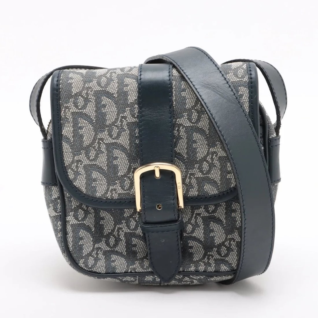 Christian Dior Trotter Leather Shoulder Bag Messenger for Men: --- Catalog ---Category: SizeSize (HxWxD): 16cm x 15cm x 6cm / 6.29'' x 5.9'' x 2.36''Category: DesignType: Shoulder bagColor: NavyGender: MenMaterial: Trotter Category: GeneralLine: TrotterBrand: Chr