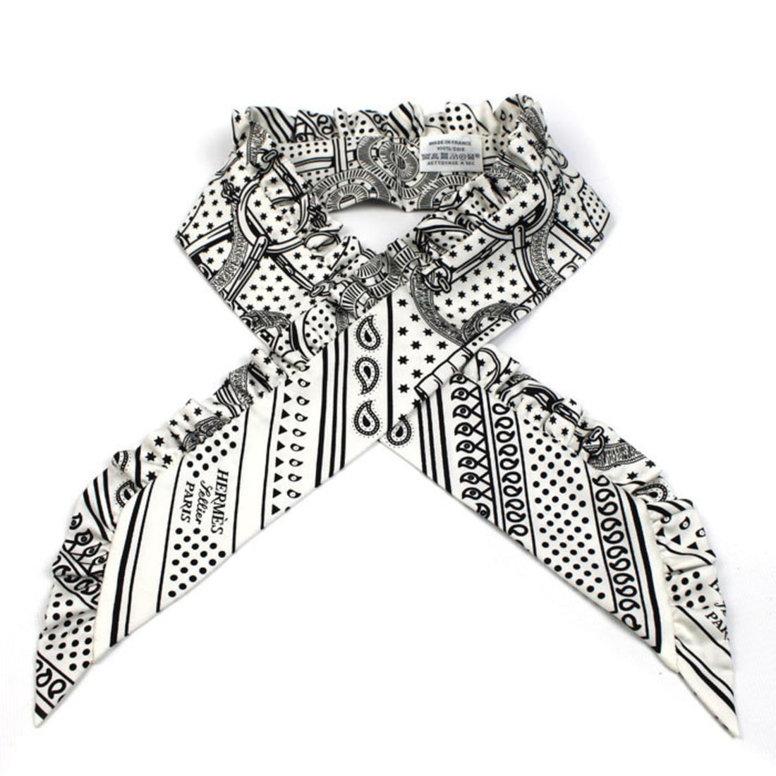 HERMES Twilly Apron d'Or Bandana Scarf Muffler White Black H852978S Women's: --- Catalog ---Category: SizeSize (LxW): 89cm x 7cm / 35.03'' x 2.75''Category: DesignType: BandanaColor: Black, WhiteGender: WomenMaterial: Silk Category: GeneralMPN: H852978SBrand: HermesCountry of