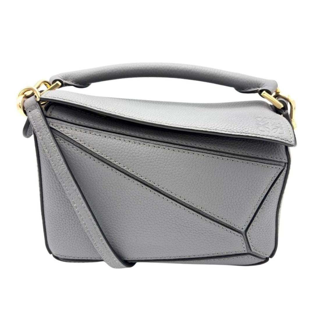 Loewe Puzzle Edge Handbag Mini Shoulder Bag Calfskin Grey Gold Hardware for Women: --- Catalog ---Category: SizeHandle Drop: 2.00cm / 0.79''Size (HxWxD): 12.5cm x 18cm x 8cm / 4.92'' x 7.08'' x 3.14''Strap Length: 118cm / 46.45''Category: DesignType: Handbag, Shoulder bagColor: Gray