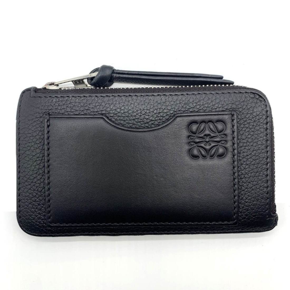 Loewe Fragment Case, Coin Card Purse C660Z40X04 LOEWE: --- Catalog ---Category: SizeSize (HxWxD): 7.5cm x 13cm x 1cm / 2.95'' x 5.11'' x 0.39''Category: DesignType: Coin purse/coin caseGender: Women,MenClosure: ZipperMaterial: Leather Leather/Fur Type: Ca