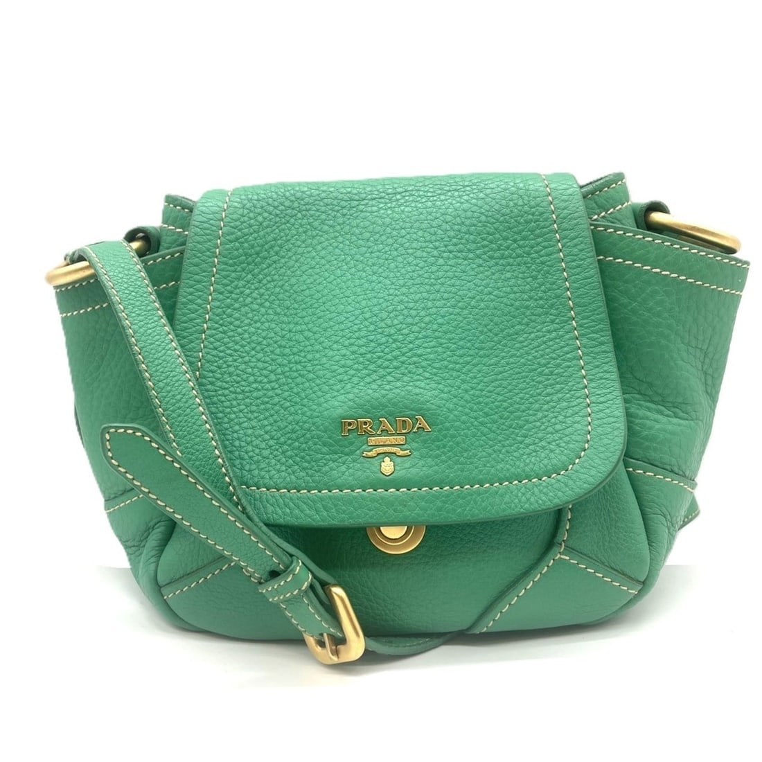 Prada shoulder bag pochette in green calf leather.: --- Catalog ---Category: SizeWeight: 390g / 13.75oz.Size (HxWxD): 17cm x 25cm x 9cm / 6.69'' x 9.84'' x 3.54''Strap Length: 49cm / 19.29''Category: DesignType: Pochette, Shoulder bagColor: GreenGender