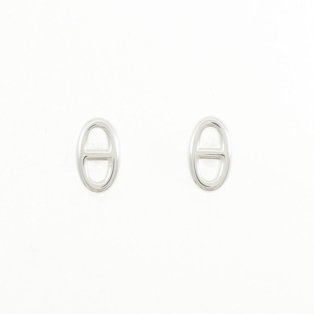 Hermes Farandole TPM Earrings: --- Catalog ---Category: SizeSize (HxWxD): 9.50mm x 5.70mm / 0.37'' x 0.22''Category: DesignType: Stud earringsGender: WomenMaterial: Silver 925Category: GeneralMPN: H113502BBrand: Hermes--- Item