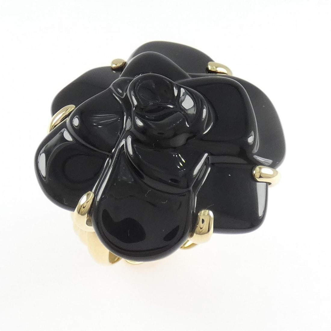 Chanel Camellia Ring: --- Catalog ---Category: SizeUS Size: 7Brand Size: 54Category: DesignType: Band ringStone: Diamond, OnyxGender: WomenMaterial: Yellow gold (18K)Category: GeneralBrand: Chanel--- Item List ---Section: