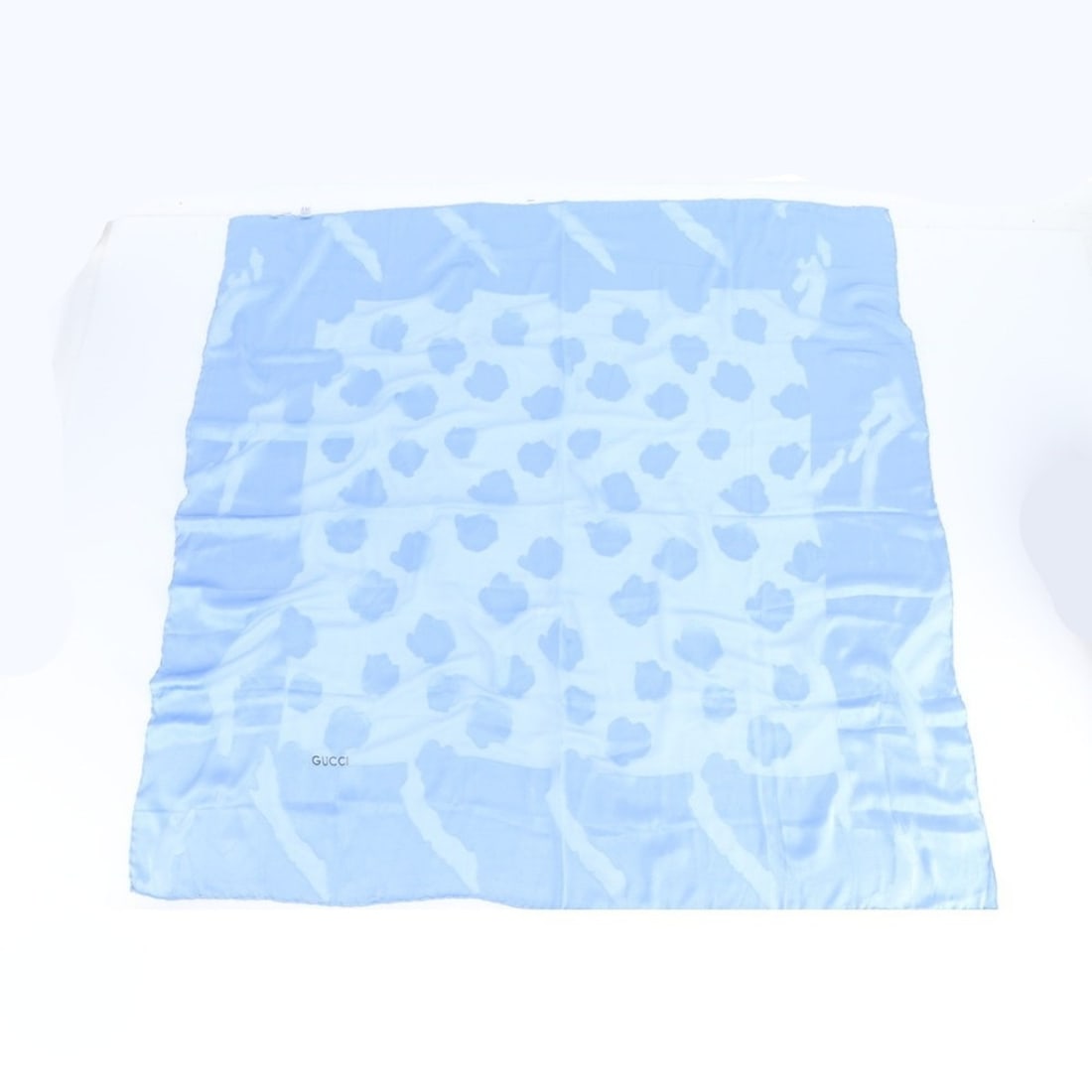 Gucci openwork silk scarf/muffler, large size, light blue, for women.: --- Catalog ---Category: SizeSize (LxW): 1.27m x 1.27m / 50'' x 50''Category: DesignType: ScarfColor: BlueGender: WomenMaterial: Silk Category: GeneralBrand: GucciCountry of Origin: Italy--- Item List