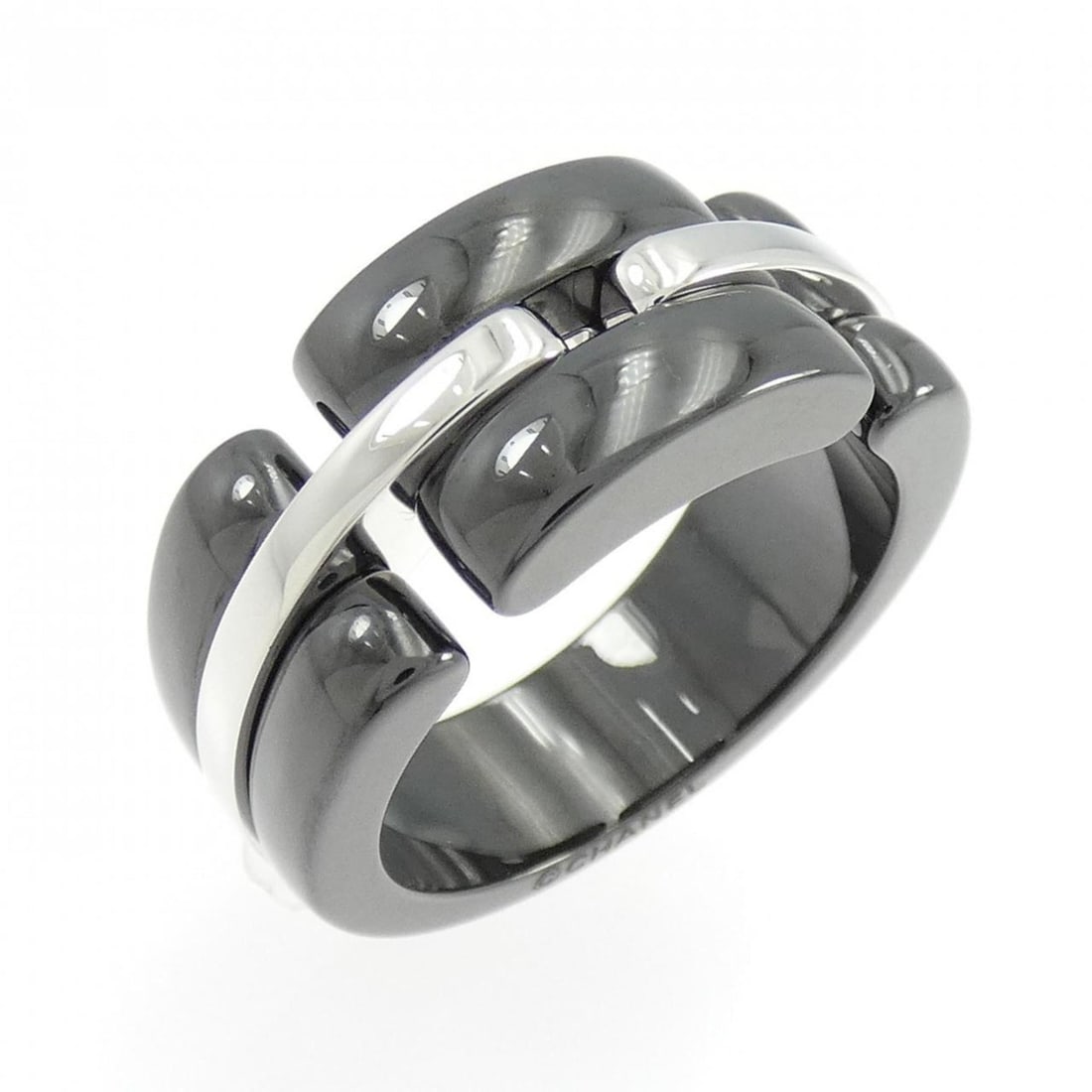Chanel Ultra Collection Large Ring: --- Catalog ---Category: SizeUS Size: 9Brand Size: 58Category: DesignType: Band ringColor: White goldGender: Men,WomenMaterial: Ceramic, White gold (18K)Category: GeneralMPN: J3875Brand: Chanel--- Ite