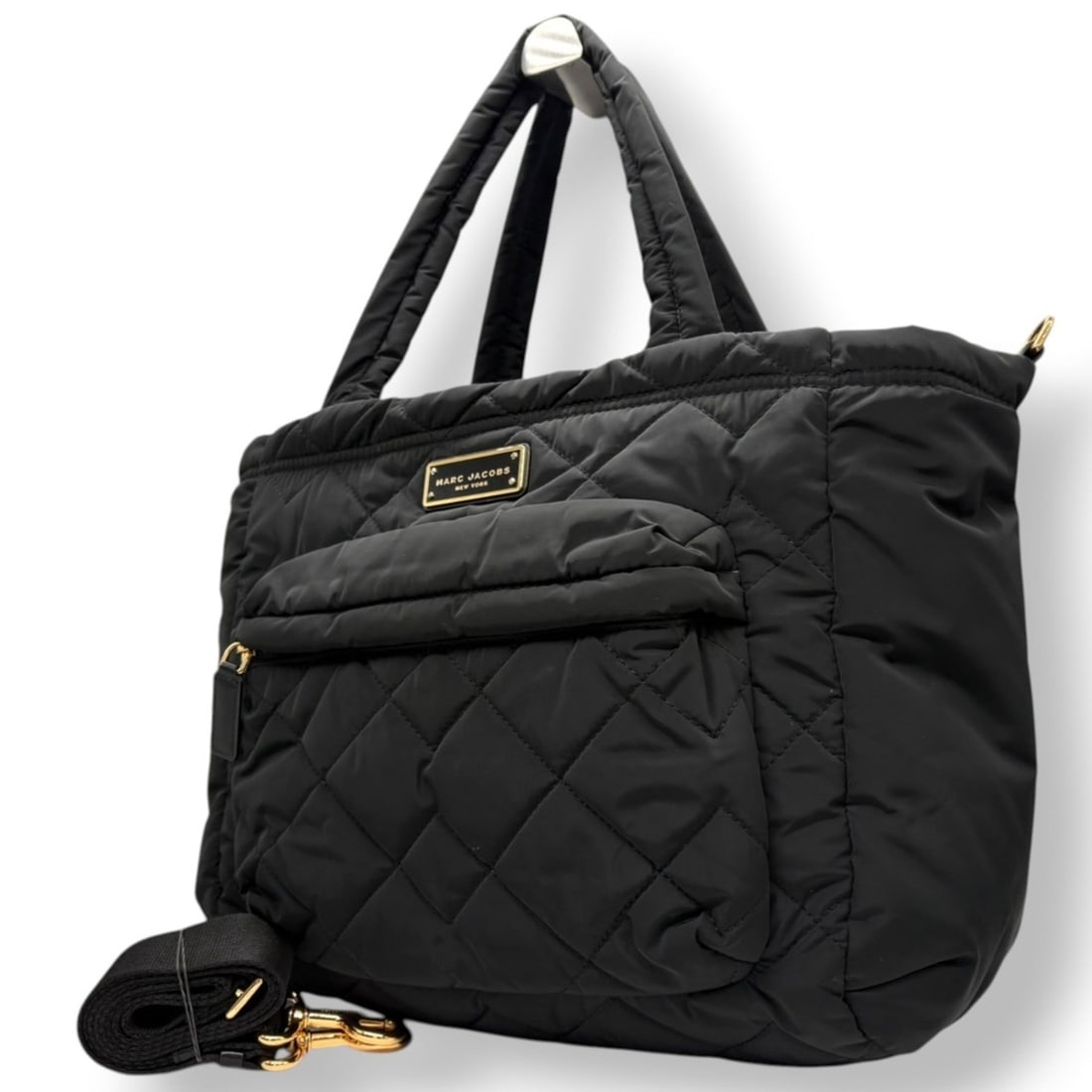 Marc Jacobs Tote Bag Shoulder Nylon Black Gold Hardware Women's Men's s22: --- Catalog ---Category: SizeSize (HxWxD): 30cm x 46cm x 14cm / 11.81'' x 18.11'' x 5.51''Category: DesignType: Shoulder bag, Tote bagColor: BlackGender: Men,WomenMaterial: Nylon Category: GeneralBran