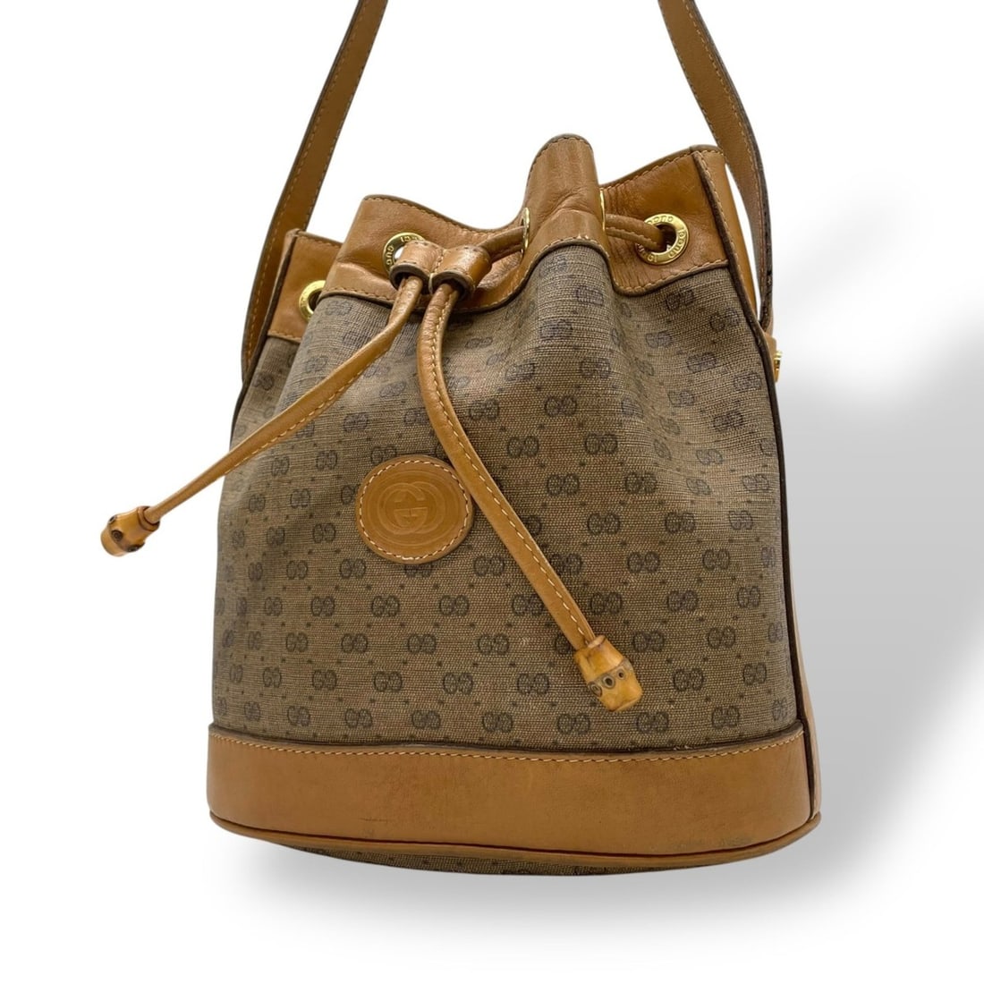 GUCCI Micro GG Drawstring Shoulder Bag Bucket Beige Brown Gold Hardware Women's A5: --- Catalog ---Category: SizeSize (HxWxD): 19cm x 18cm x 11cm / 7.48'' x 7.08'' x 4.33''Category: DesignType: Shoulder bagColor: Beige, BrownGender: WomenMaterial: PVC , Leather Category: GeneralBrand