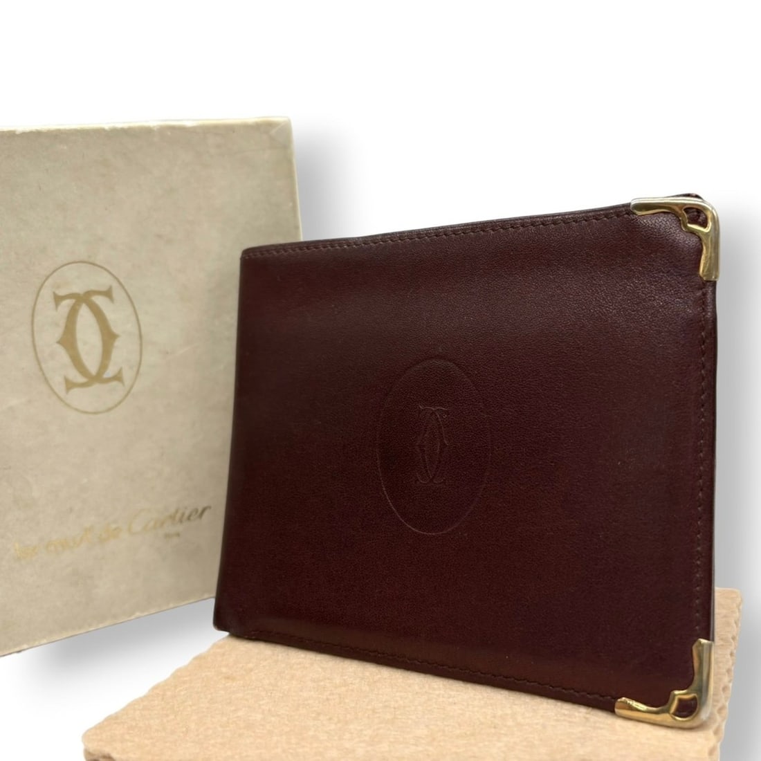 Cartier bi-fold wallet, billfold, Must line, leather, Bordeaux/wine red, gold hardware, 2C logo, w3: --- Catalog ---Category: SizeSize (HxWxD): 9cm x 11cm x 1cm / 3.54'' x 4.33'' x 0.39''Category: DesignType: Bill wallet (bi-fold)Color: Bordeaux, Wine redGender: Women,MenMaterial: Leather Category: G