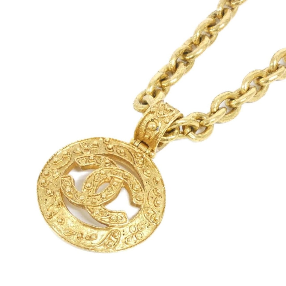 Chanel necklace: --- Catalog ---Category: SizePendant Size: 5.5mm x 4mm / 0.21'' x 0.15''Neck Circumference: 68 cm / 26.77''Category: DesignColor: GoldGender: WomenNecklace Type: NecklaceCategory: GeneralBrand: