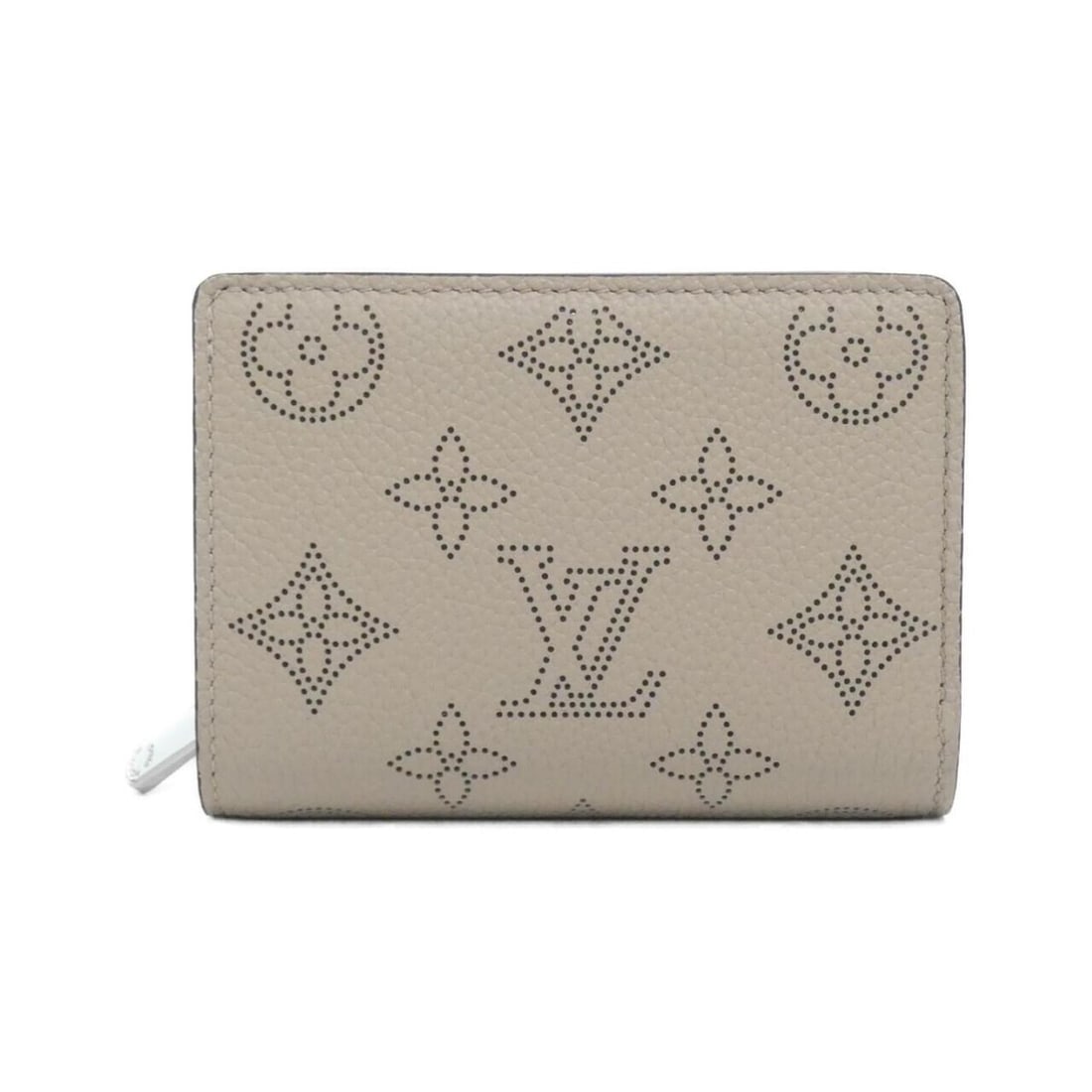 Louis Vuitton Mahina Portefeuille Claire M80817 Wallet: --- Catalog ---Category: SizeSize (HxWxD): 9cm x 11cm x 4cm / 3.54'' x 4.33'' x 1.57''Category: DesignType: Long wallet (bi-fold)Color: BeigeGender: Women,MenMaterial: Leather Leather/Fur Type: