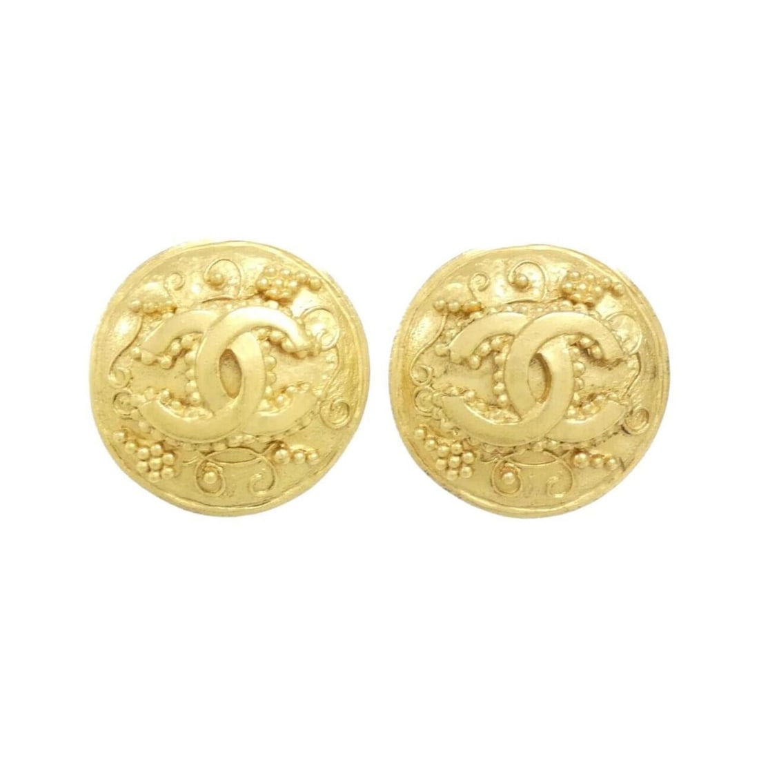 Chanel 07240 Earrings: --- Catalog ---Category: SizeSize (HxWxD): 27.00mm x 27.00mm / 1.06'' x 1.06''Category: DesignType: Clip earringsColor: GoldGender: WomenCategory: GeneralBrand: Chanel--- Item List ---Section: Conditi