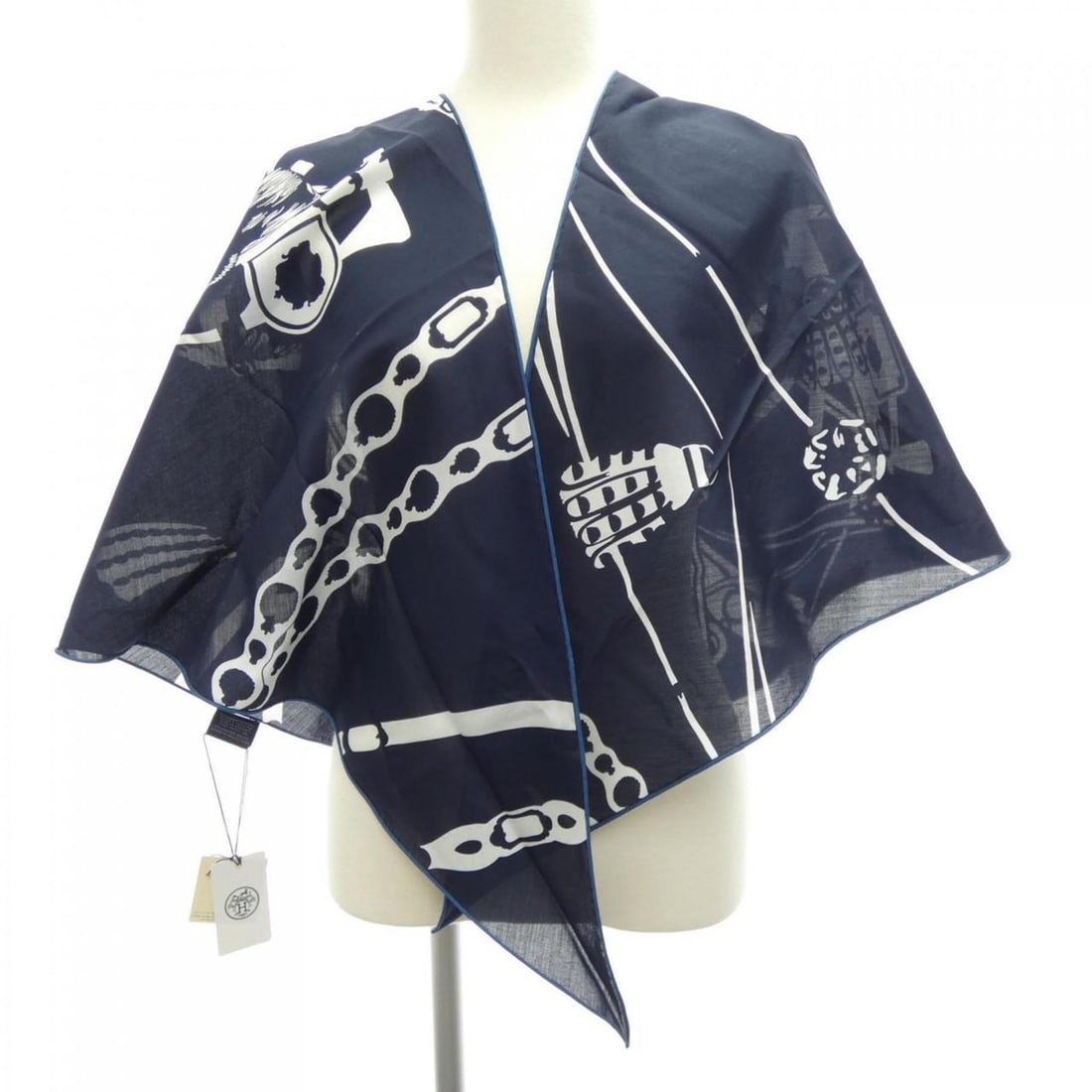 Hermes HERMES Courtly Harness H434223T Losange Scarf/Stole: --- Catalog ---Category: SizeSize (LxW): 1.92m x 76cm / 75.59'' x 29.92''Category: DesignType: StoleColor: Navy, WhiteGender: MenMaterial: Cotton 100%Category: GeneralBrand: Hermes--- Item List