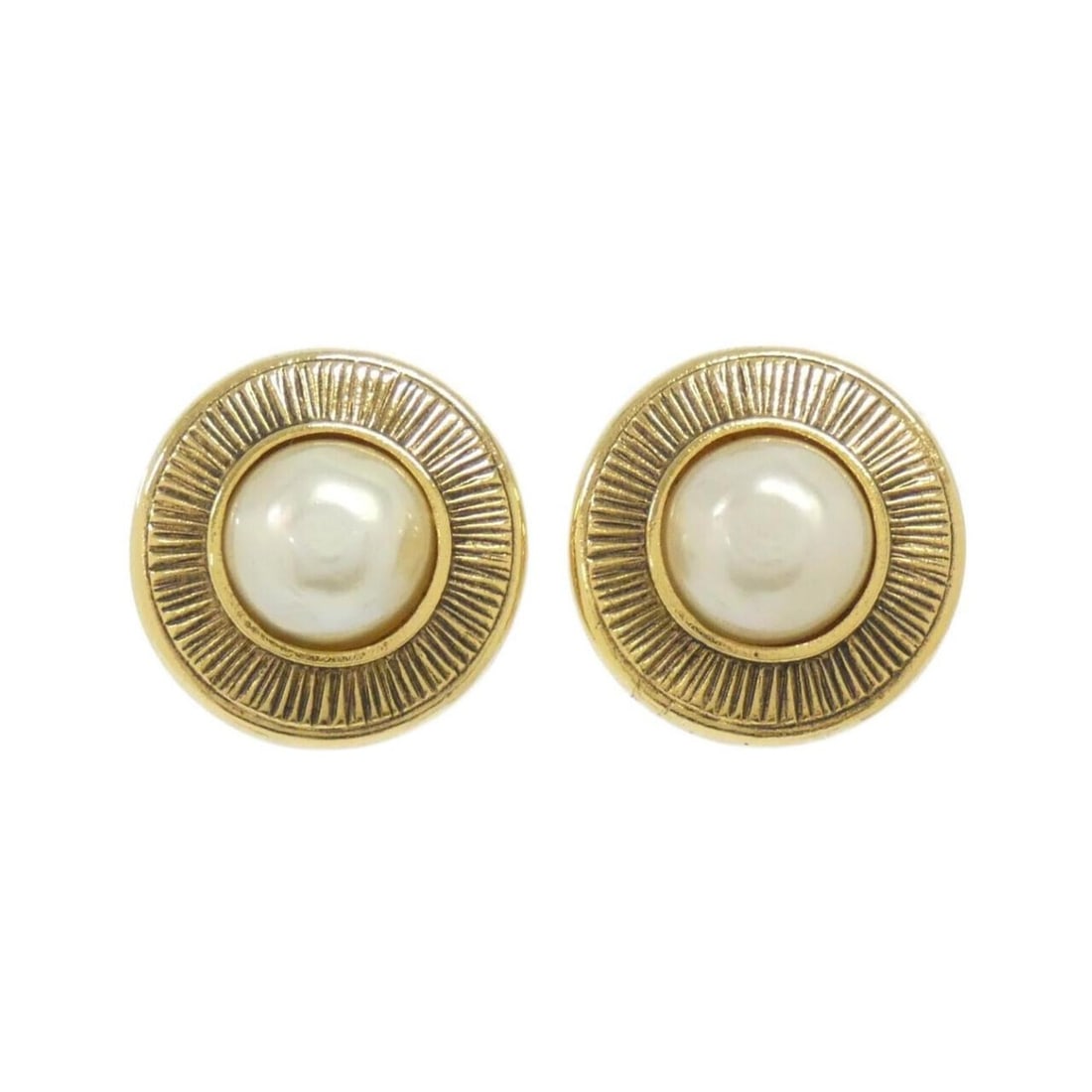 Chanel earrings: --- Catalog ---Category: SizeSize (HxWxD): 25.00mm x 25.00mm / 0.98'' x 0.98''Category: DesignType: Clip earringsColor: Gold, WhiteGender: WomenCategory: GeneralBrand: Chanel--- Item List ---Section: