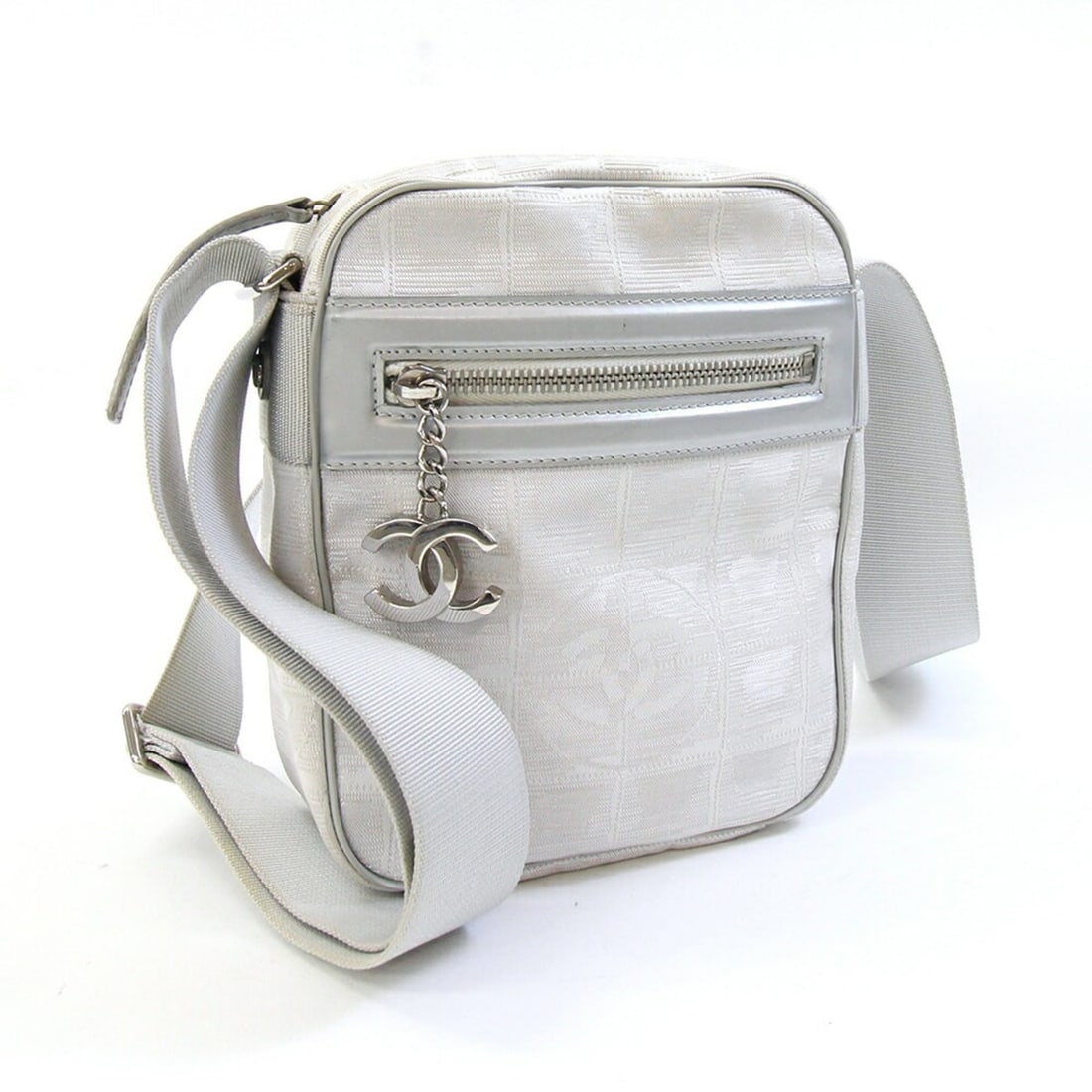 Chanel Shoulder Bag, New Travel Line, A30913, Silver, Nylon Canvas, Leather, Pouch, Coco Mark,: --- Catalog ---Category: SizeSize (HxWxD): 18cm x 15cm x 5.5cm / 7.08'' x 5.9'' x 2.16''Category: DesignType: Pochette, Shoulder bagColor: SilverGender: WomenMaterial: Nylon canvas , Leather