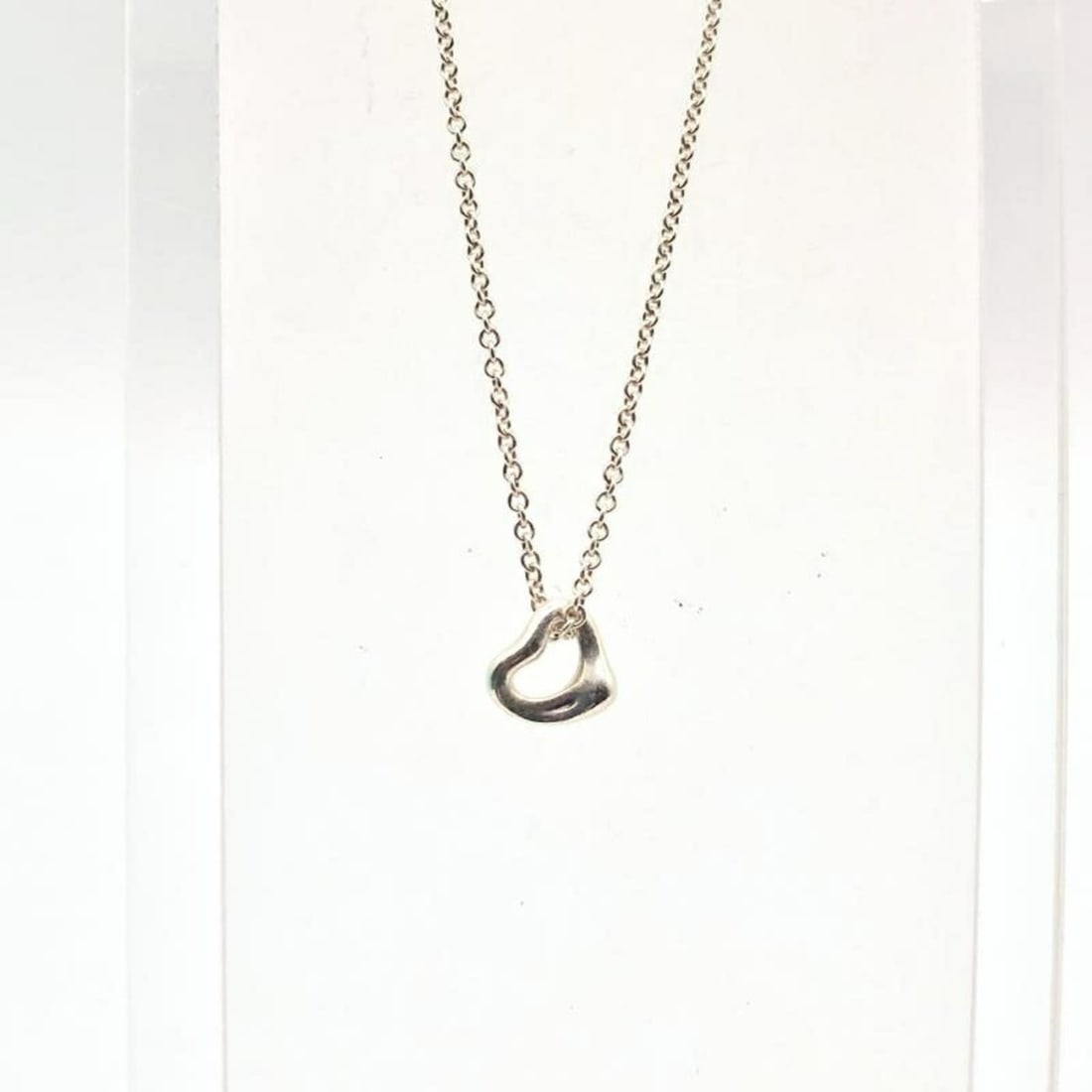 Tiffany & Co. Elsa Peretti Heart Pendant Ag925: --- Catalog ---Category: SizePendant Size: 0.7mm x 0.8mm / 0.02'' x 0.03''Neck Circumference: 41 cm / 16.14''Category: DesignColor: SilverGender: WomenMaterial: Silver 925Pendant Type: PendantCategory