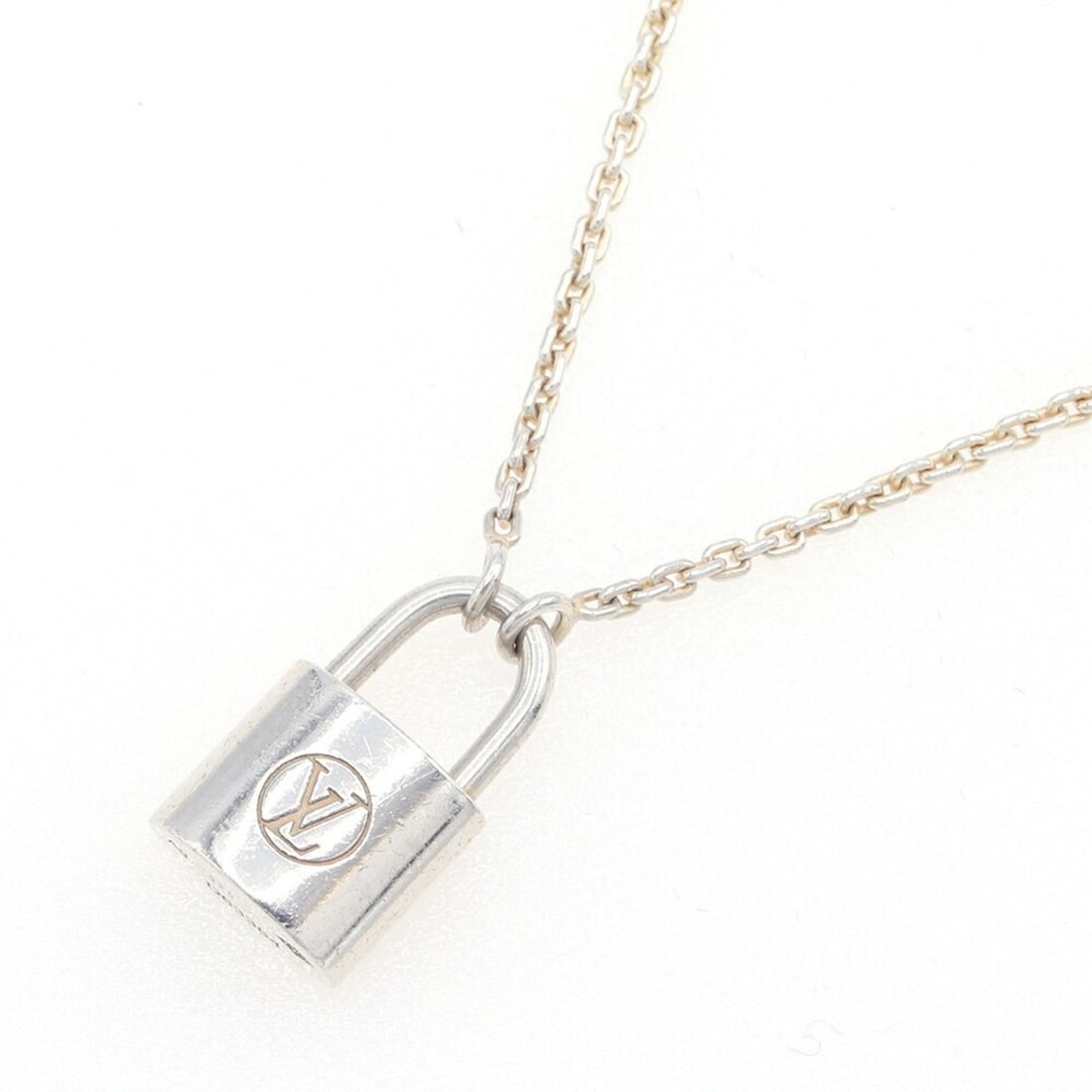 Louis Vuitton Necklace Pendant Silver Lockit Q93599 SV Sterling 925 Choker Padlock Women's Men's: --- Catalog ---Category: SizePendant Size: 16mm x 9.6mm / 0.62'' x 0.37''Neck Circumference: 50 cm / 19.68''Category: DesignColor: SilverGender: Men,WomenMaterial: Sterling silver 925Pendant Type: Pen