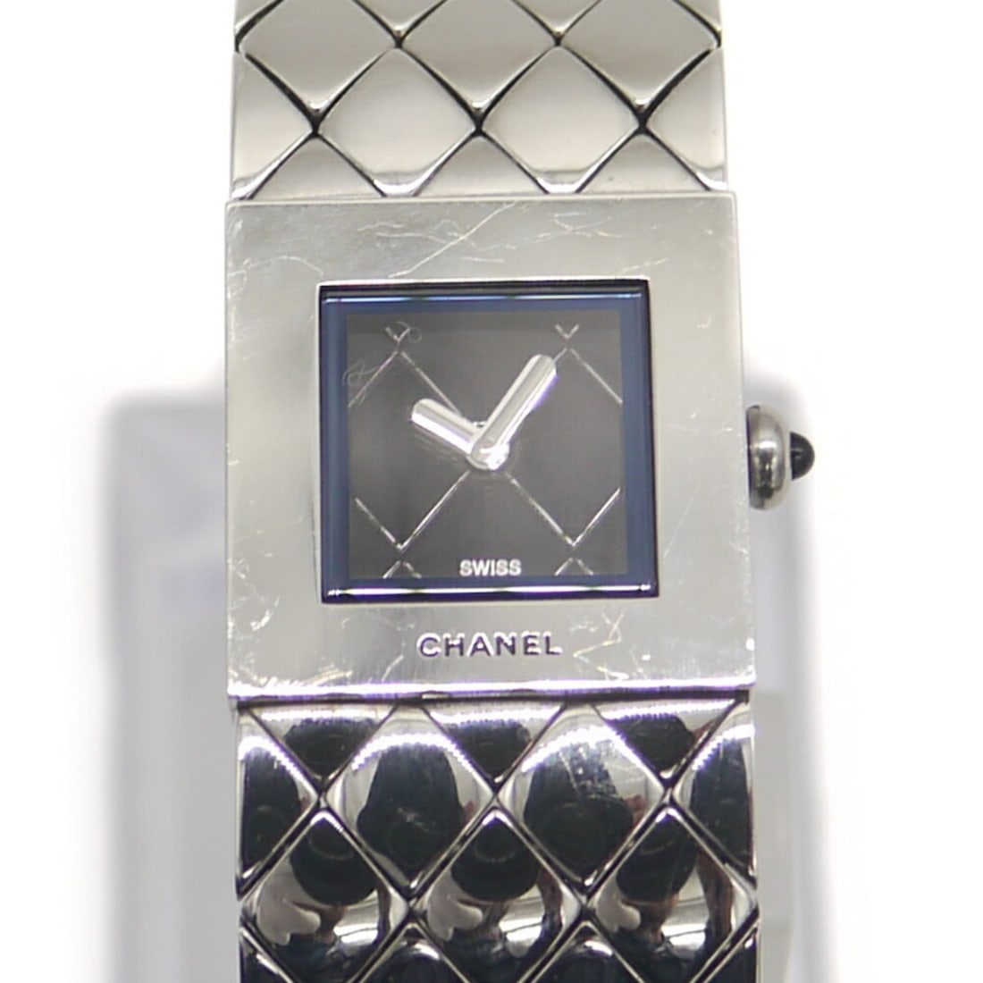 CHANEL Matelassé Women's Quartz Watch H0009 Black Dial: --- Catalog ---Category: SizeWrist Size: 16cm / 6.29''Case Diameter: 19mm / 0.75''Category: DesignType: WristwatchGender: WomenColor (Dial): BlackMaterial (Band): Stainless steelMaterial (Case):