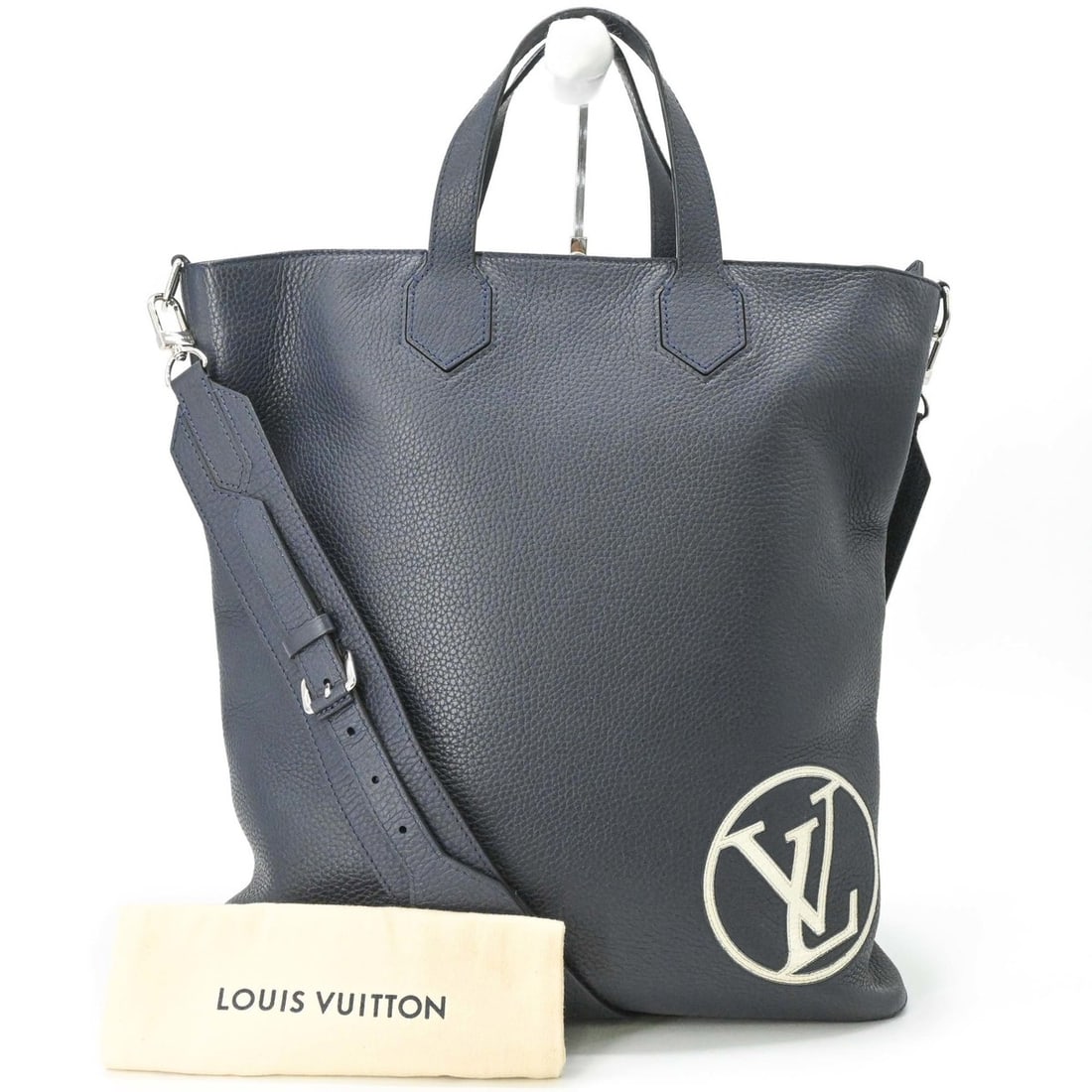 LOUIS VUITTON Eastside Tote Bag, Shoulder Navy, M53428: --- Catalog ---Category: SizeSize (HxWxD): 39cm x 35cm x 9.5cm / 15.35'' x 13.77'' x 3.74''Strap Length: 86cm - 94.5cm / 33.85'' - 37.2''Category: DesignType: Shoulder bag, Tote bagColor: NavyGender: