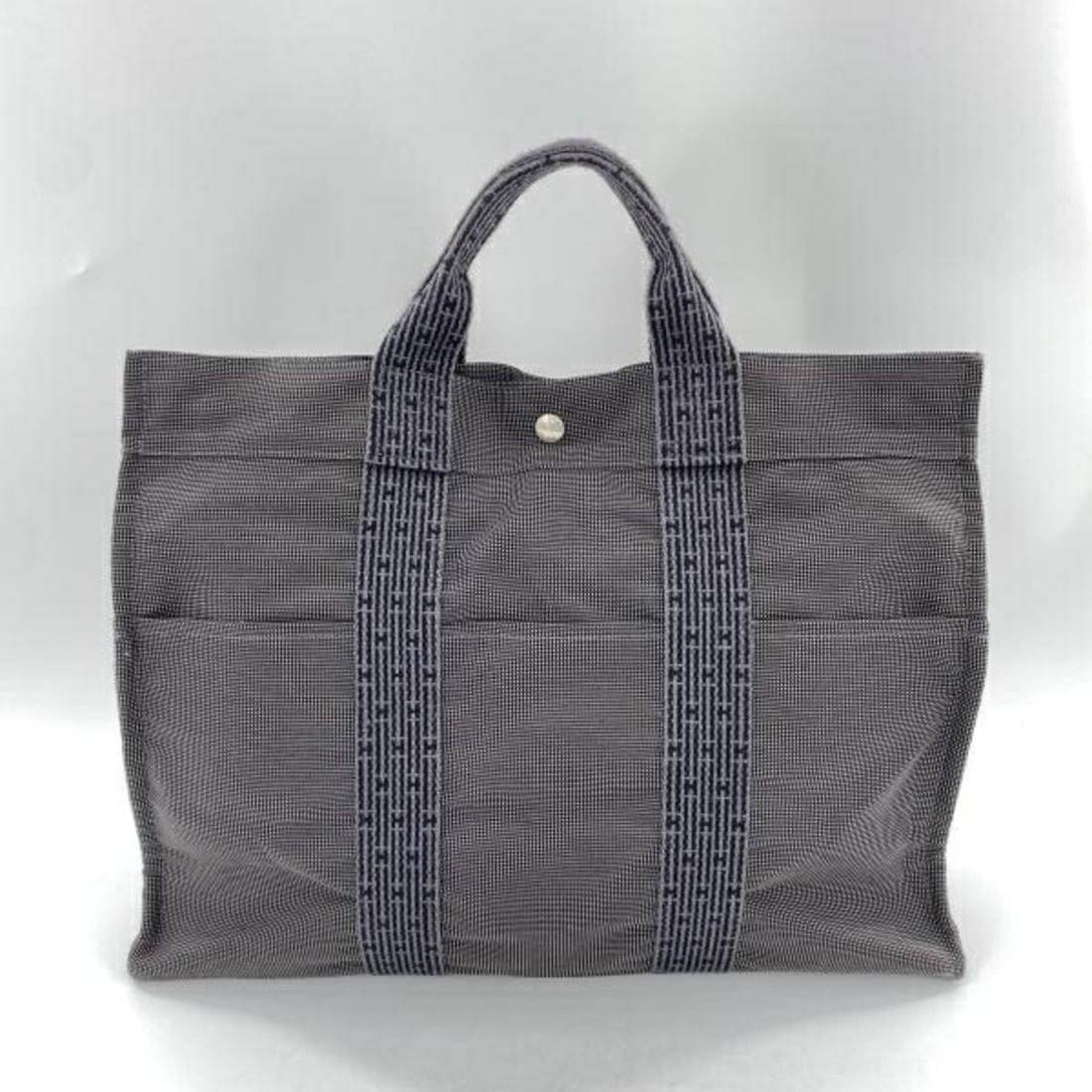 HERMES Herline MM Grey Tote Bag: --- Catalog ---Category: SizeSize (HxWxD): 32.5cm x 42cm x 11cm / 12.79'' x 16.53'' x 4.33''Category: DesignType: Tote bagColor: GrayGender: WomenMaterial: Canvas Category: GeneralBrand: Hermes---