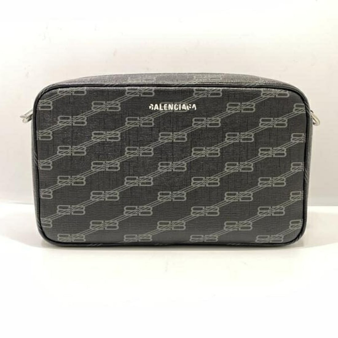 BALENCIAGA BB Monogram Shoulder Bag Black 702723 210DJ R-D Balenciaga: --- Catalog ---Category: SizeSize (HxWxD): 16cm x 27cm x 6.5cm / 6.29'' x 10.62'' x 2.55''Category: DesignType: Shoulder bagColor: BlackGender: WomenMaterial: Leather Category: GeneralMPN: 702723