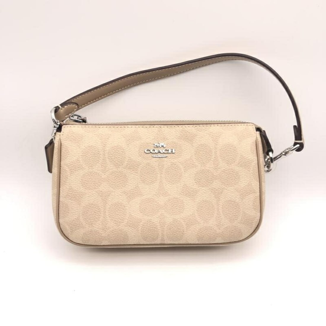 COACH Signature Handbag CW426 Beige: --- Catalog ---Category: SizeSize (HxWxD): 11.5cm x 19cm x 5cm / 4.52'' x 7.48'' x 1.96''Category: DesignColor: BeigeGender: WomenMaterial: Signature line Category: GeneralBrand: Coach--- Item List