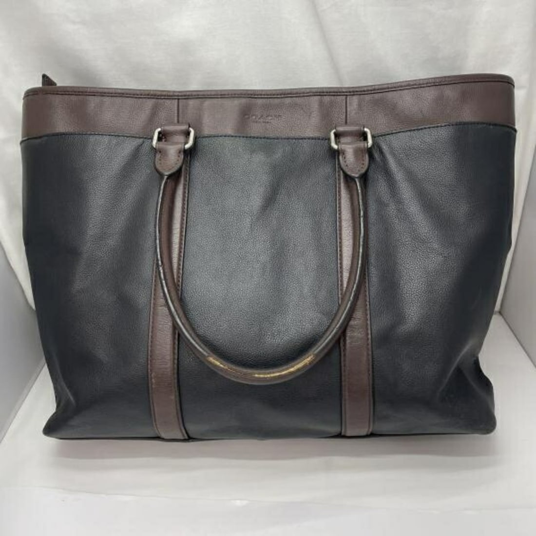 COACH Leather Tote Bag (Black/Brown): --- Catalog ---Category: SizeSize (HxWxD): 33.5cm x 48.5cm x 11cm / 13.18'' x 19.09'' x 4.33''Category: DesignColor: Black, Blue, BrownGender: WomenMaterial: Leather Category: GeneralMPN: