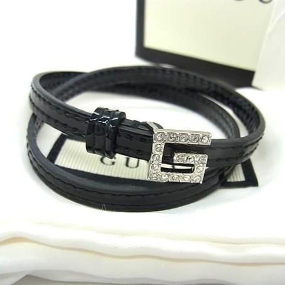 GUCCI bracelet, G, black patent leather, women's, rhinestone, double strand.: --- Catalog ---Category: SizeWidth: 6mm / 0.23''Length: 33.8cm - 34.8cm / 13.3'' - 13.7''Total Length: 37cm / 14.56''Category: DesignType: Charm braceletColor: BlackStone: RhinestoneGender: