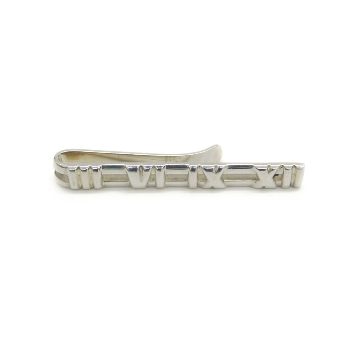 TIFFANY & Co. Tiffany Atlas Tie Clip, Sterling Silver 925: --- Catalog ---Category: SizeSize (HxWxD): 6.50mm x 53.00mm / 0.26'' x 2.09''Category: DesignType: Tie pinGender: MenMaterial: Silver 925Category: GeneralBrand: Tiffany--- Item List ---Section: Condit