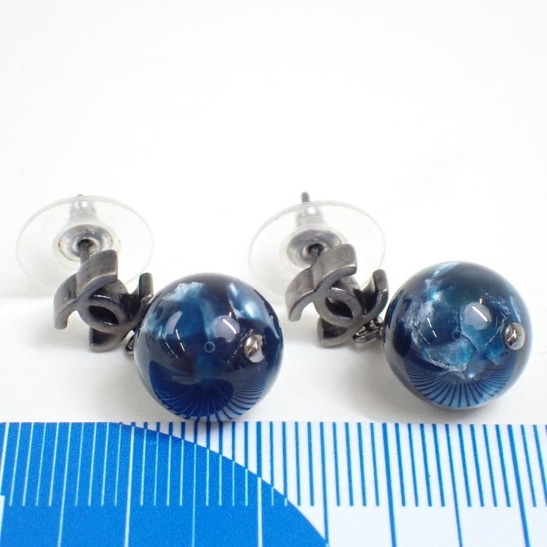 CHANEL earrings, Coco Mark ball navy silver resin metal, marble pattern, for women.: --- Catalog ---Category: SizeSize (HxWxD): 25.00mm x 12.00mm / 0.98'' x 0.47''Category: DesignType: Stud earringsColor: Navy, SilverGender: Men,WomenMaterial: Metal, ResinCategory: GeneralBrand: Chane