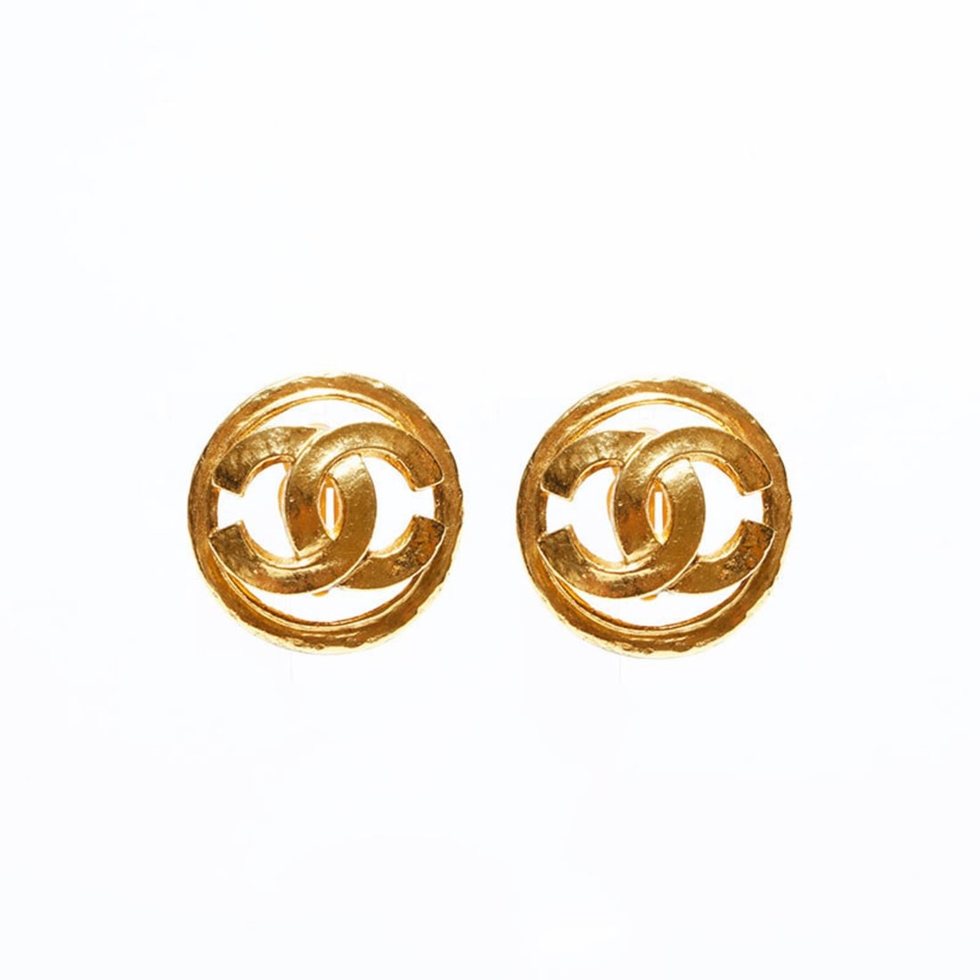 CHANEL 94P 1994 Coco Mark Large Round Earrings Gold WS22582: --- Catalog ---Category: SizeSize (HxWxD): 35.00mm x 35.00mm / 1.38'' x 1.38''Category: DesignType: Clip earringsColor: GoldGender: WomenCategory: GeneralBrand: ChanelCountry of Origin: France---