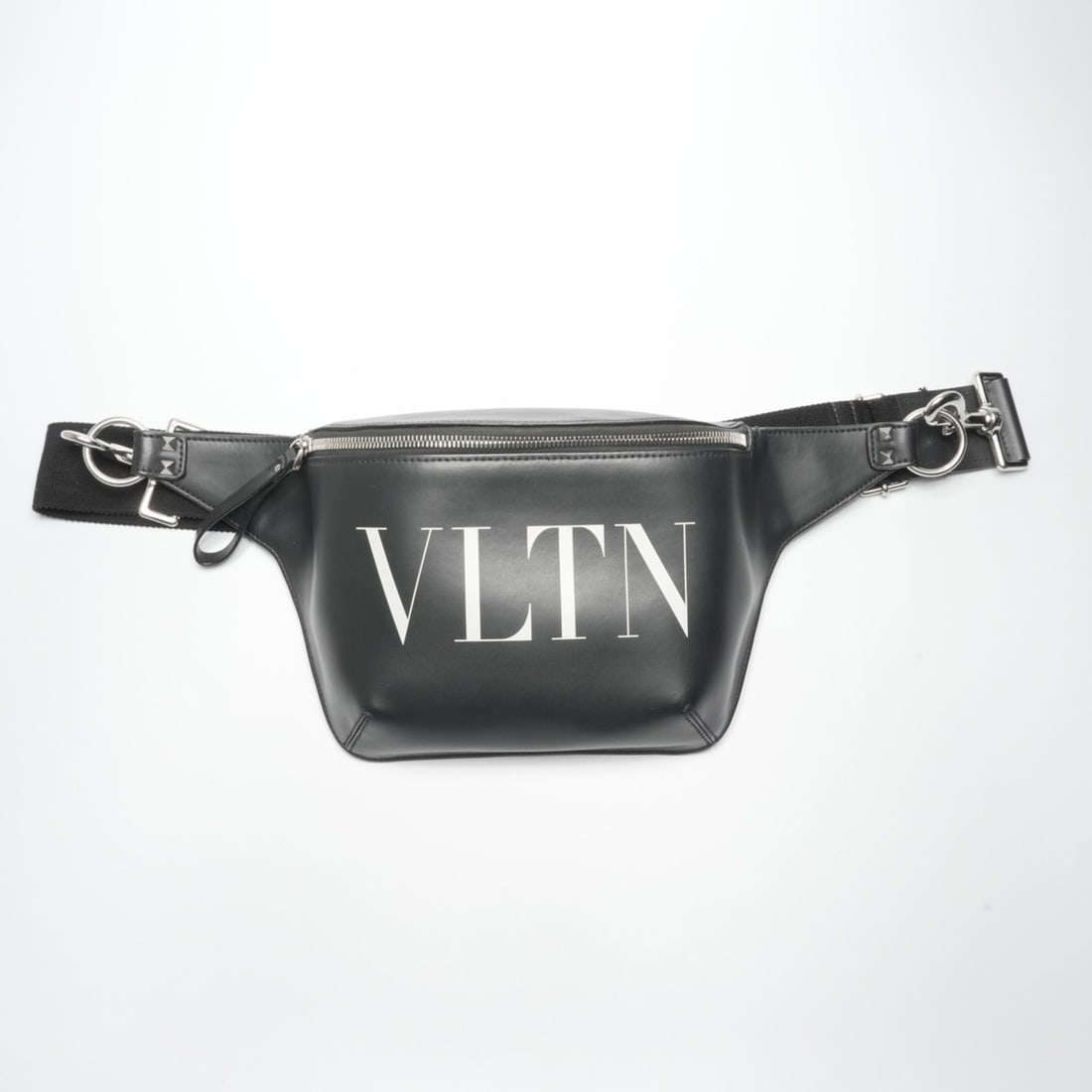 Valentino VLTN logo leather shoulder bag in black: --- Catalog ---Category: SizeSize (HxWxD): 17cm x 27cm x 5cm / 6.69'' x 10.62'' x 1.96''Category: DesignType: Shoulder bagColor: BlackGender: WomenCategory: GeneralBrand: ValentinoCountry of Origin: I
