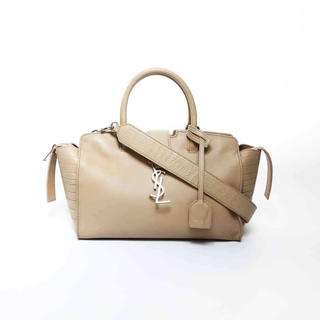 Yves Saint Laurent Downtown Cabas 2-way embossed leather handbag in beige: --- Catalog ---Category: SizeSize (HxWxD): 17cm x 34cm x 12cm / 6.69'' x 13.38'' x 4.72''Category: DesignType: HandbagColor: BeigeGender: WomenCategory: GeneralBrand: Yves Saint LaurentCountry of Orig