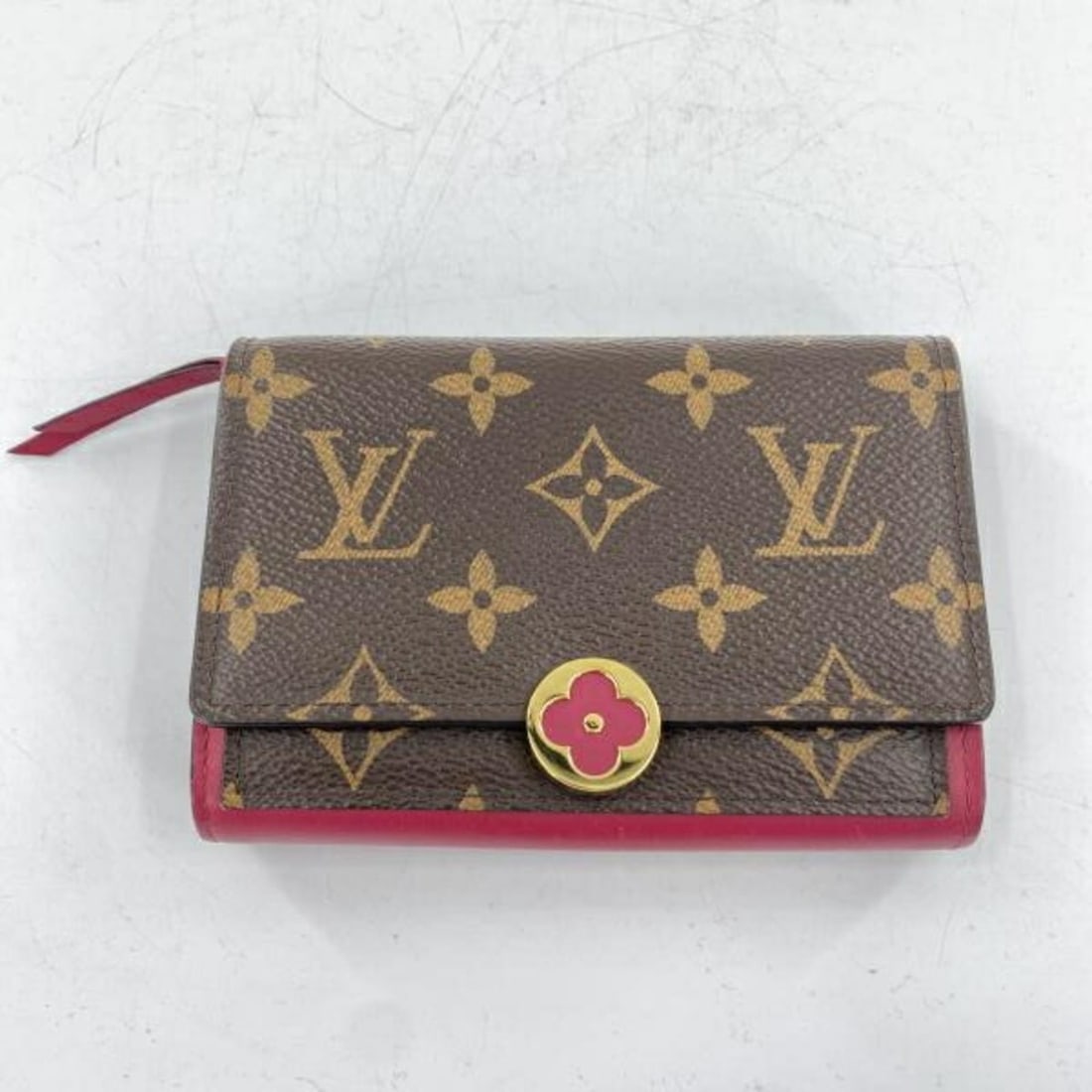 LOUIS VUITTON Portefeuille Flore Compact Wallet M64588 Monogram Brown Bordeaux Louis Vuitton: --- Catalog ---Category: SizeSize (HxWxD): 9.5cm x 13.5cm x 3cm / 3.74'' x 5.31'' x 1.18''Category: DesignType: Wallet (bi-fold)Color: Blue, Bordeaux, Brown, MonogramGender: WomenMaterial: Monogram
