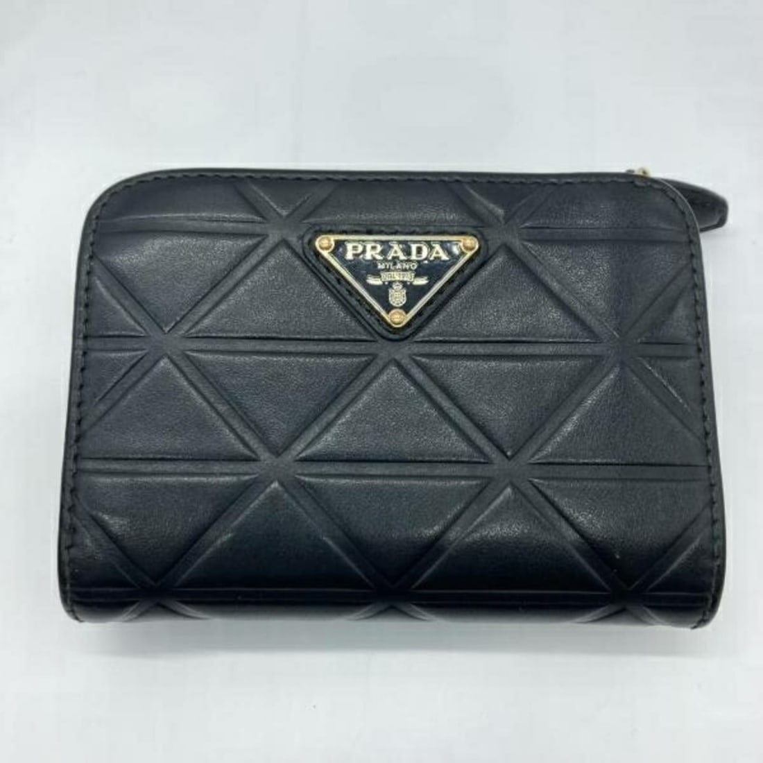 PRADA SOFT CALF TRIANGOL Folding Wallet, Black, 1ML018 2C3W (Prada): --- Catalog ---Category: SizeSize (HxWxD): 8cm x 12cm / 3.14'' x 4.72''Category: DesignType: Wallet (bi-fold)Color: BlackGender: WomenCategory: GeneralBrand: Prada--- Item List ---Section: