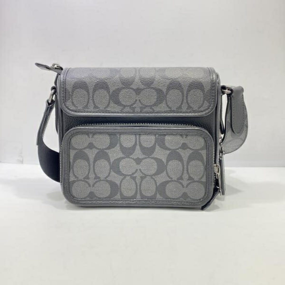 COACH Shoulder Bag Sullivan Flap Signature Black C9870 Coach: --- Catalog ---Category: SizeSize (HxWxD): 20.5cm x 17.5cm x 7cm / 8.07'' x 6.88'' x 2.75''Category: DesignType: Shoulder bagColor: Black, BlueGender: Women,MenMaterial: Signature line Category: